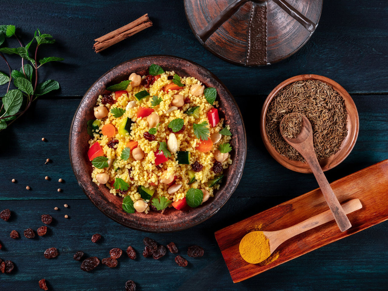 Cuscús, un plato típico que se puede comer en Casablanca, servido en vajilla tradicional y acompañado de diversas especias