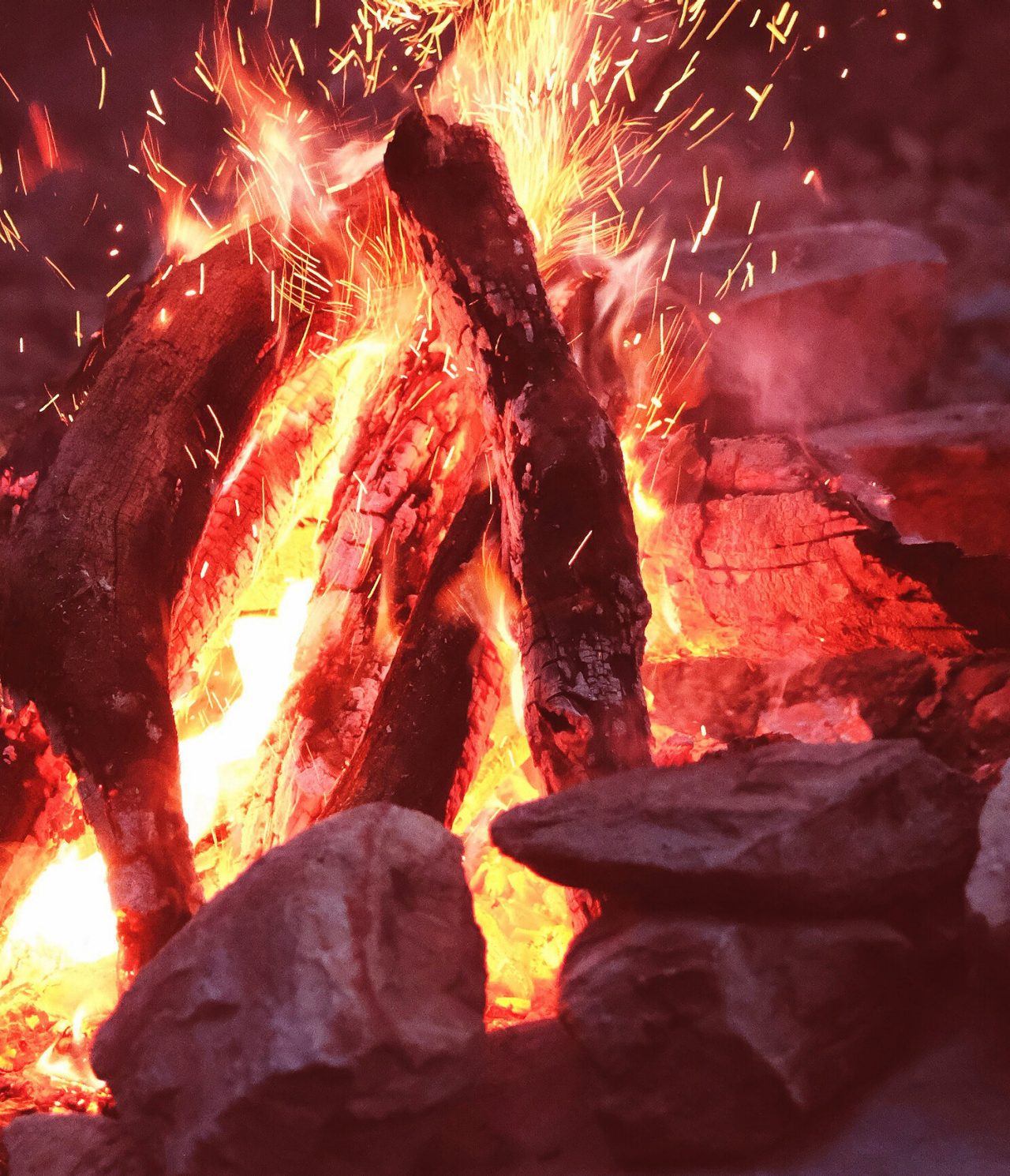 El restaurante Boma, del Hotel 4 Estrellas en Kruger Park, tiene una fogata donde se puede calentar