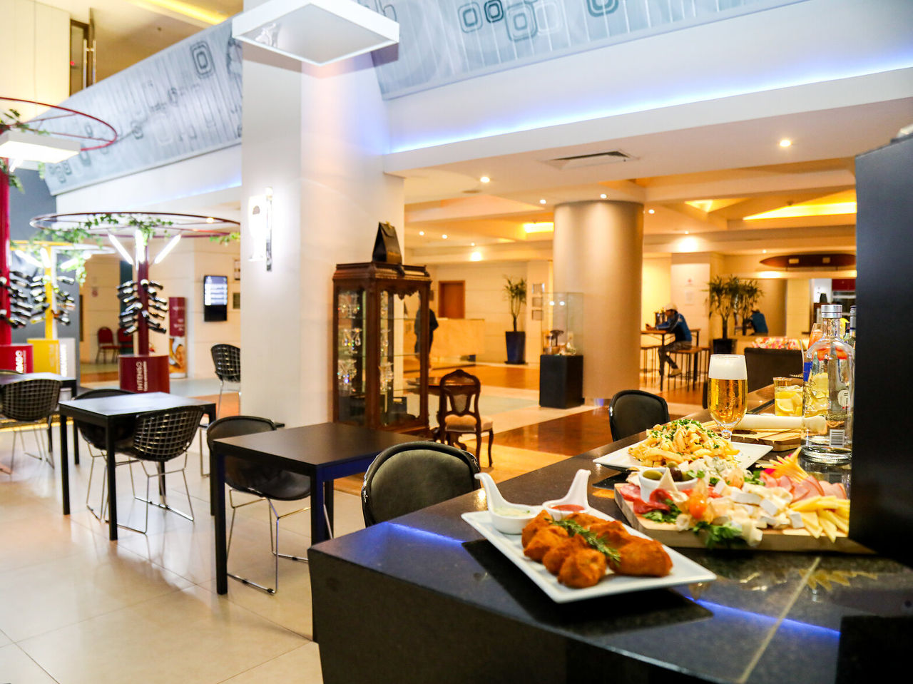El Bar del Lobby, del Hotel en Curitiba, Brasil, sirve bebidas y aperitivos ideales para la happy hour