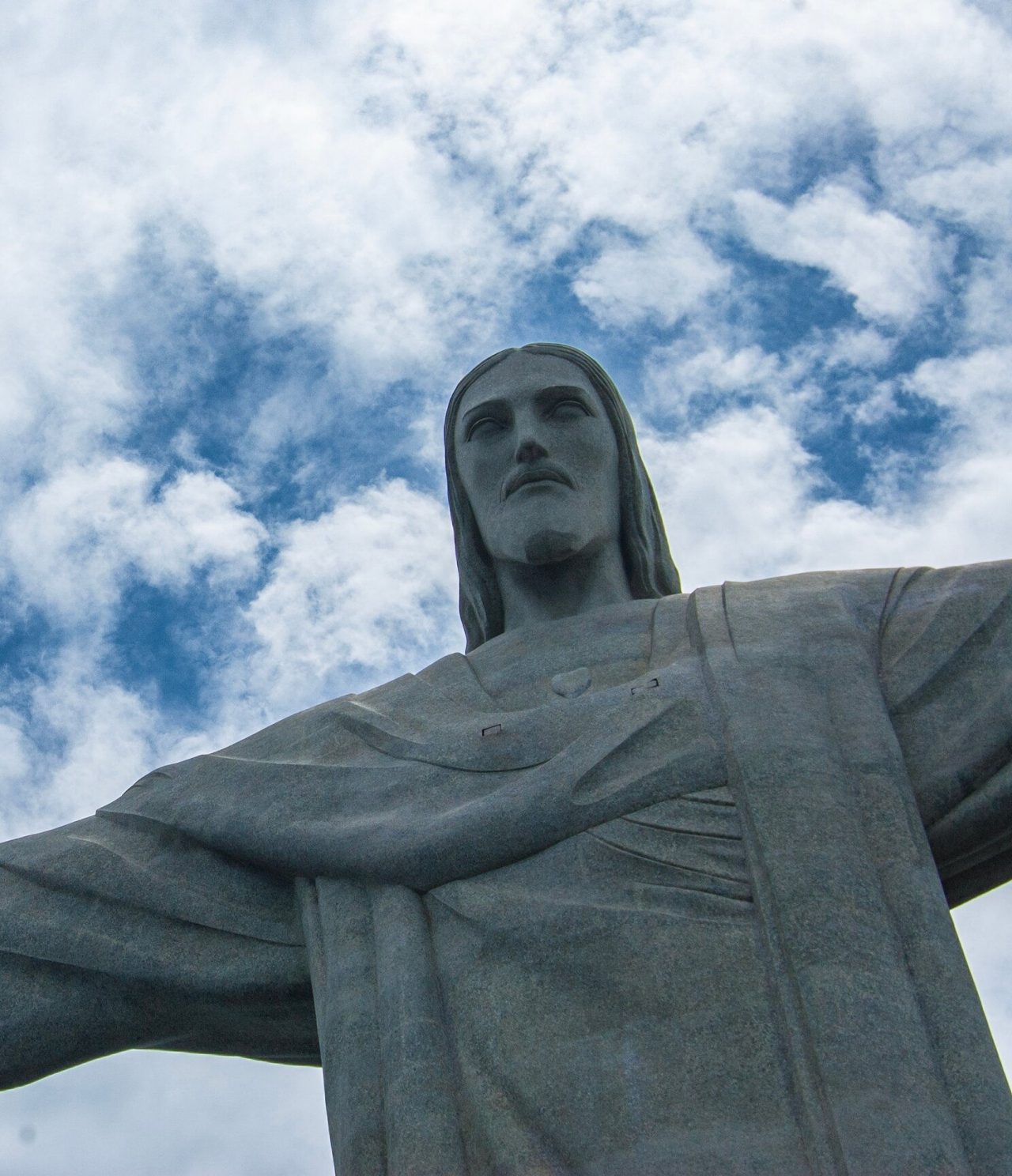 Vista de la estatua de piedra del Cristo Redentor en Río de Janeiro, con los brazos abiertos