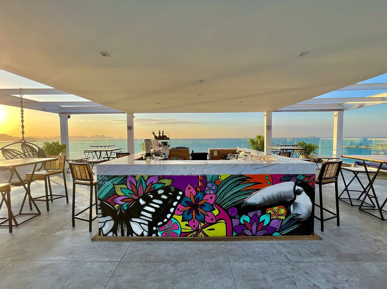 El bar Deck, del Hotel 4 Estrellas en Río de Janeiro, sirve bebidas como cócteles y tiene mesas con vista al mar