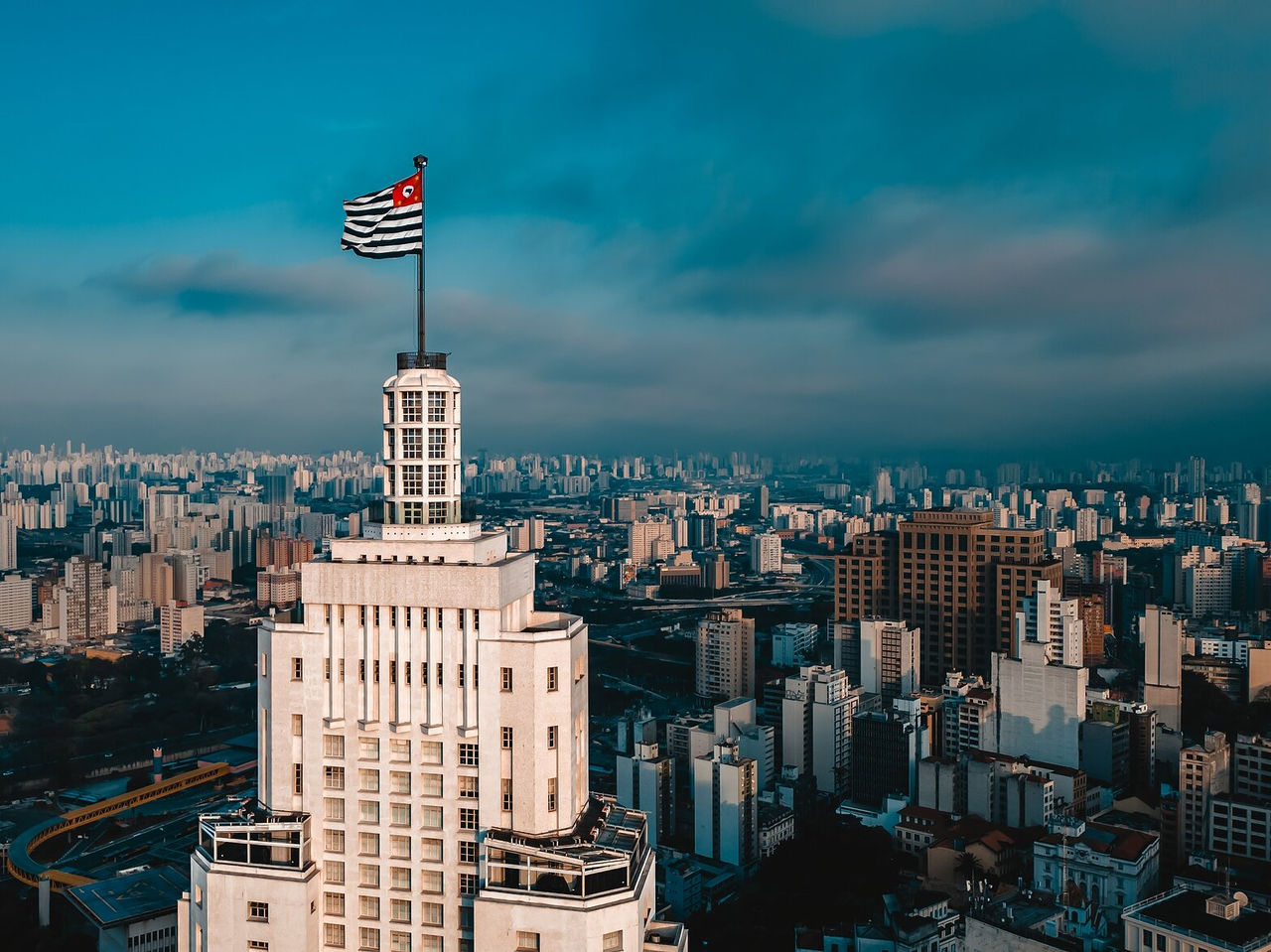 Vista aérea de un edificio alto en São Paulo, destacando el paisaje urbano