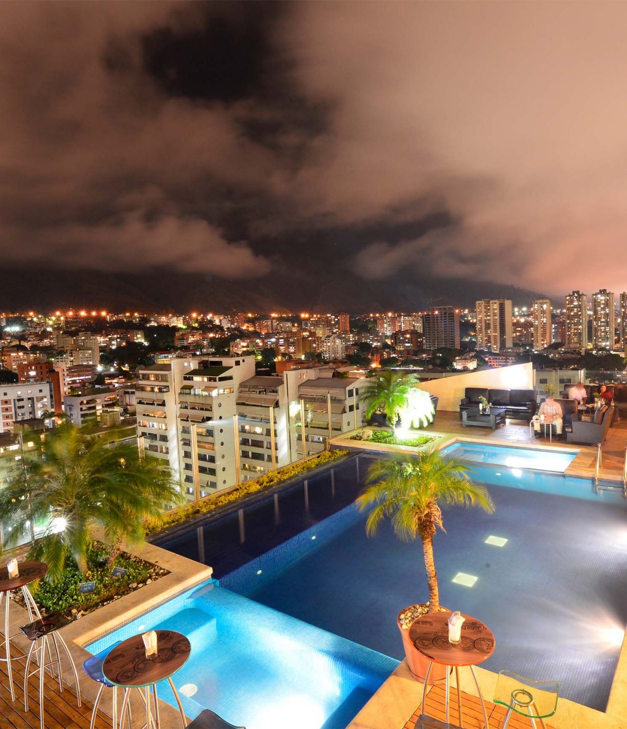 El bar Lounge Vip 19, del Hotel en Caracas, tiene una piscina, palmeras y vistas panorámicas de la ciudad