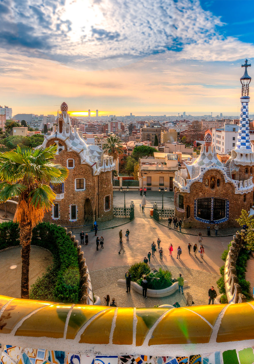 El Park Güell en Barcelona es un parque colorido y único, con mosaicos vibrantes