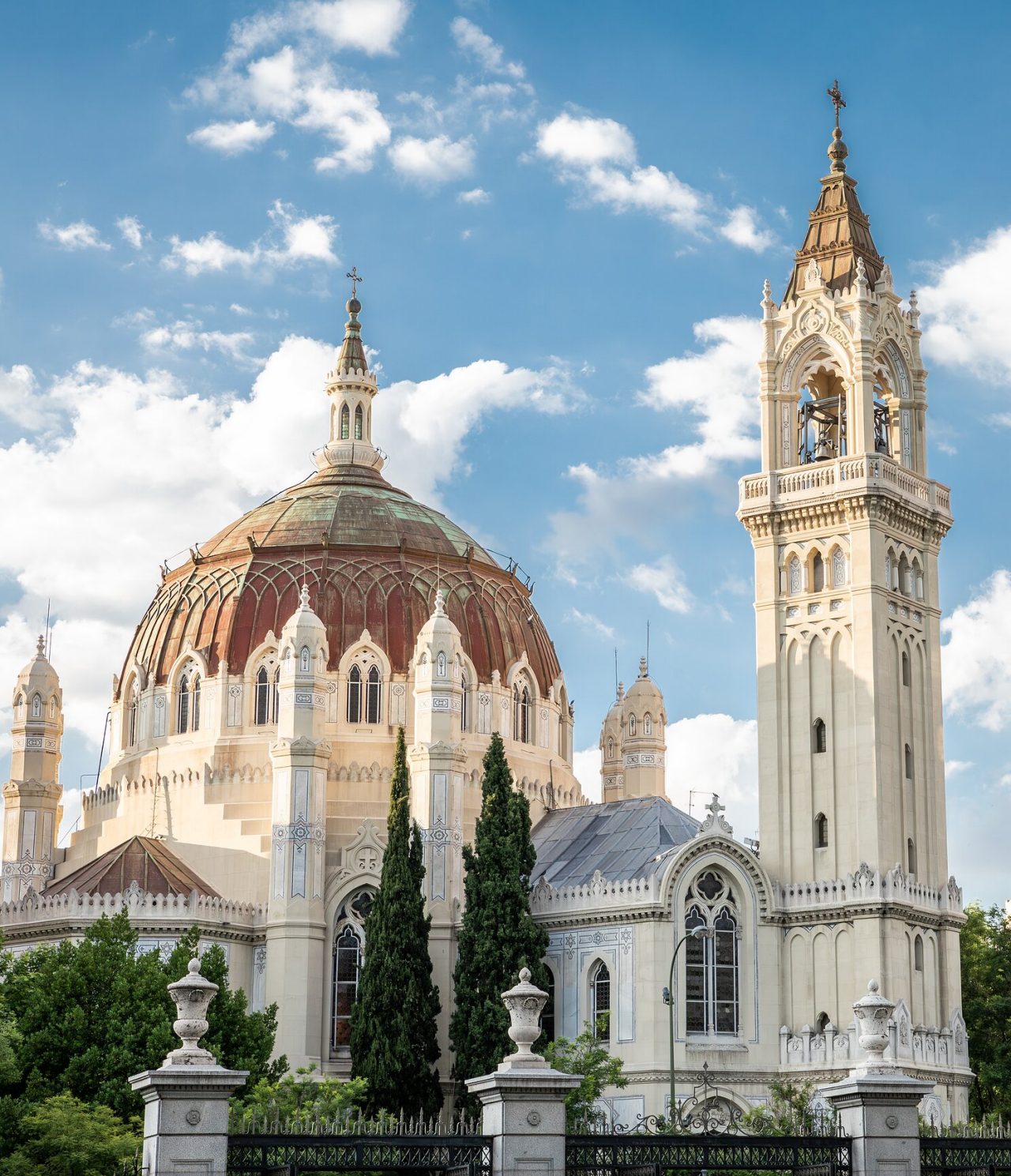 Vista de la Catedral de la Almudena con su imponente cúpula y una torre al lado