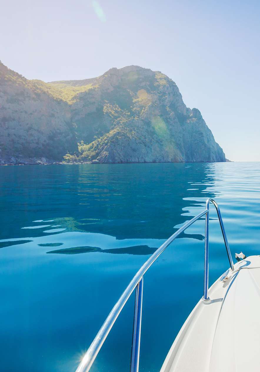 Paseo en barco, junto a la Península de Tróia y la Sierra de Arrábida, con agua cristalina y mucha naturaleza alrededor