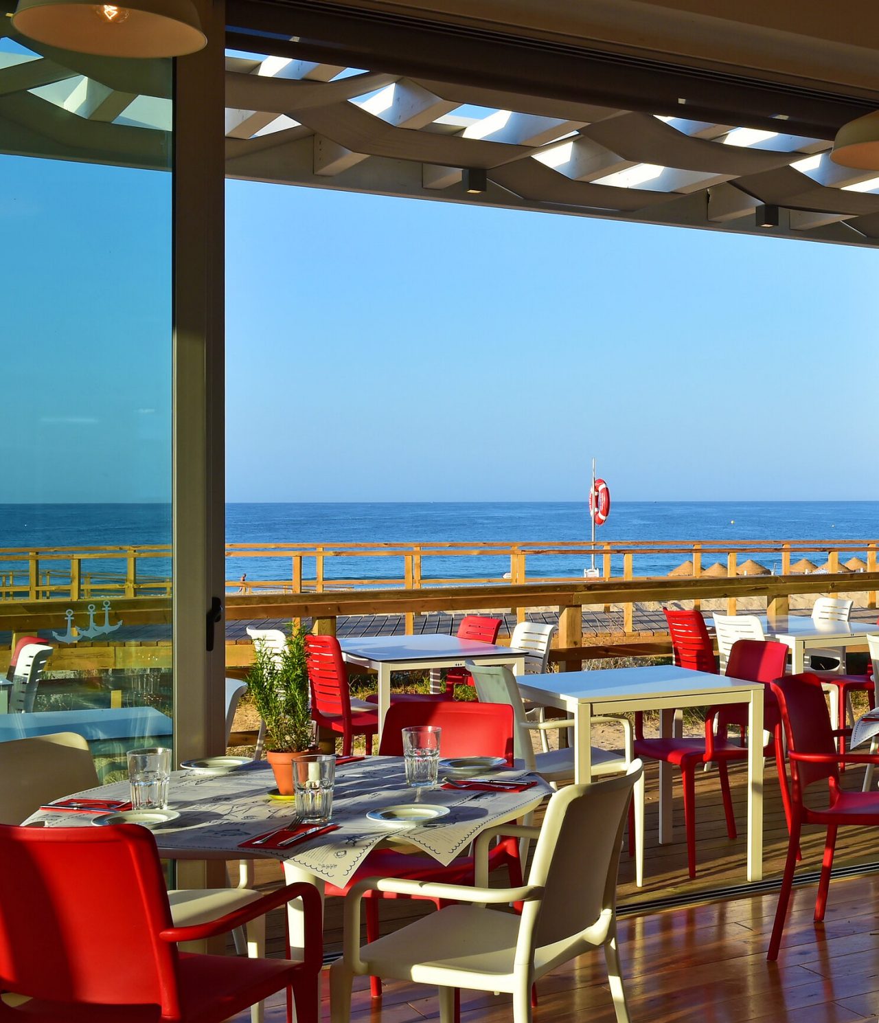 El restaurante Sea Deck, del Hotel Premium en el Algarve, tiene una terraza con vista al mar