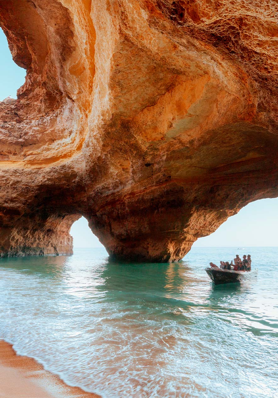 Las cuevas del Algarve son formaciones rocosas que iluminan aguas cristalinas con tonos azules y verdes