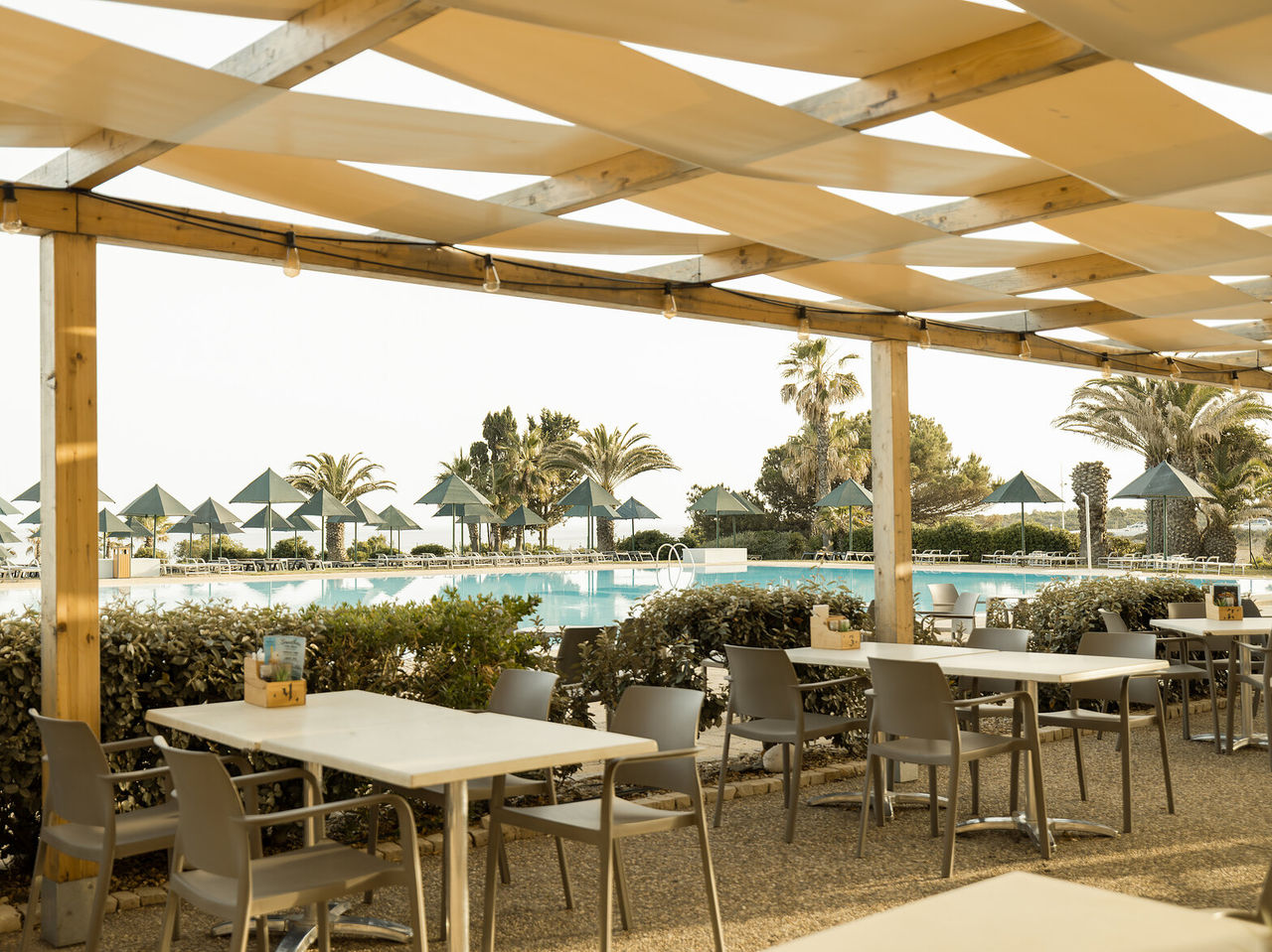 El restaurante Pool Bistro, del Hotel 4 Estrellas en Alvor, tiene una terraza sobre la piscina donde se pueden pedir snacks