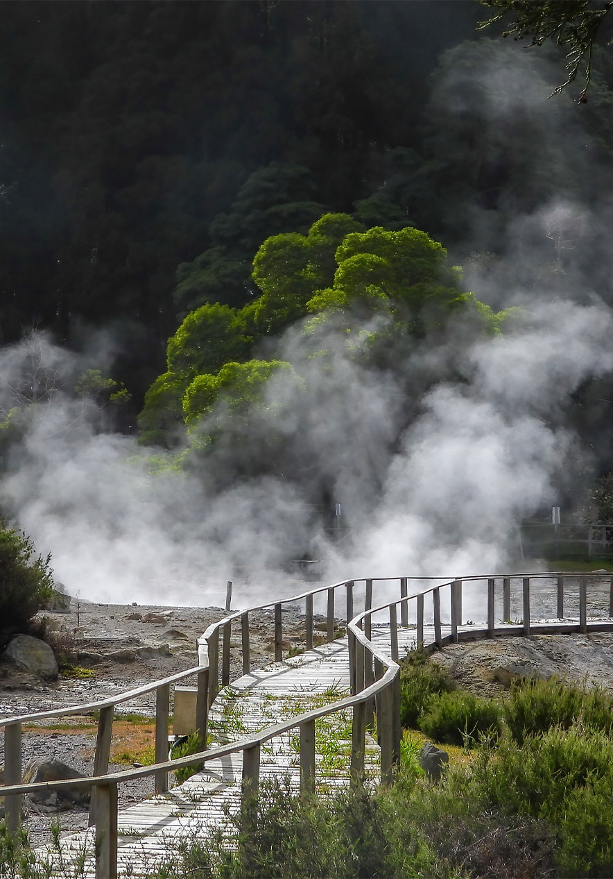 Parque de las Furnas, donde se ve vapor de la tierra, en medio de un pasadizo natural