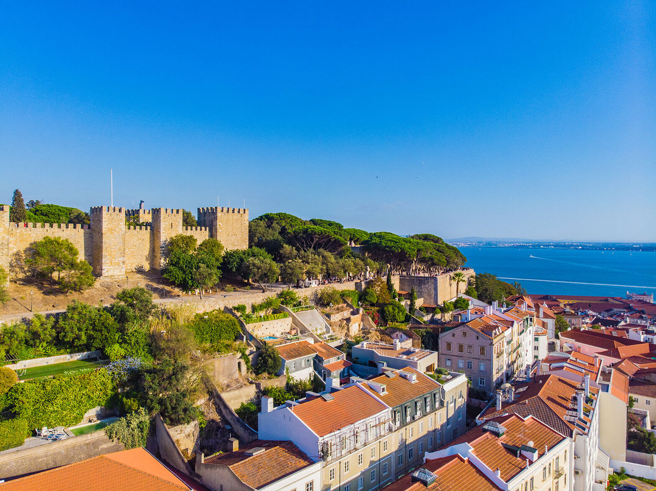 Vista del mar en Lisboa, con barrios típicos y pintorescos y monumentos históricos increíbles
