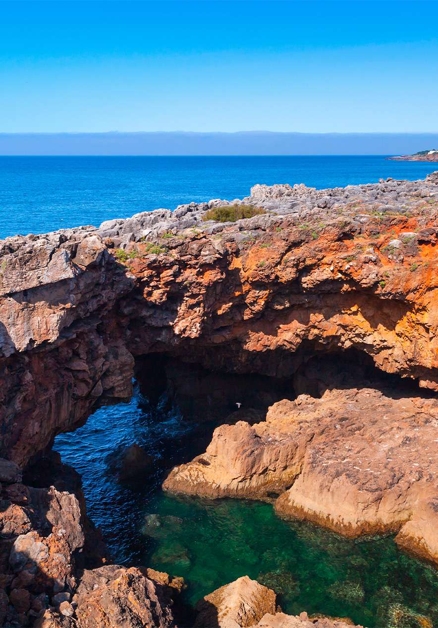 Mar azul se encuentra con imponentes rocas, creando un contraste de serenidad y robustez