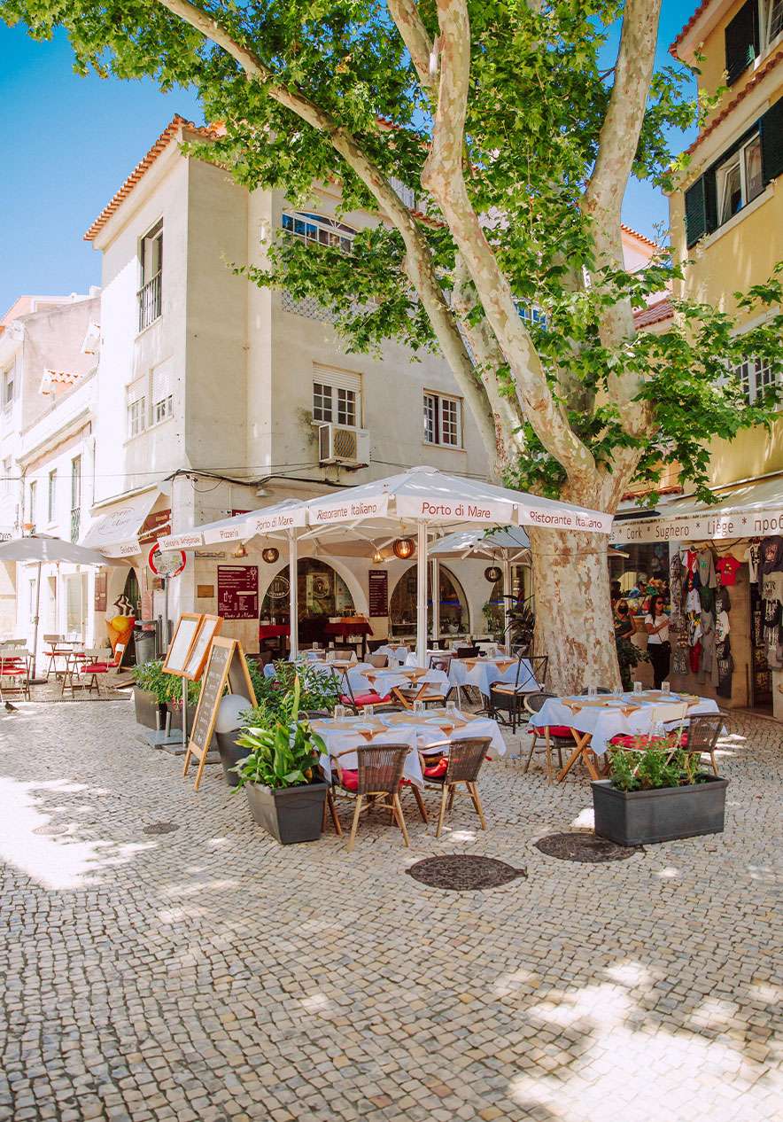 Terraza en el Largo de Camões en Cascais, con mesas y sombrillas