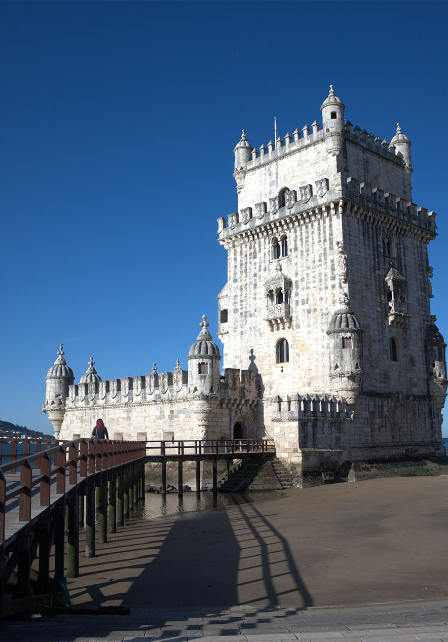Hospédate en Pestana Palace Lisboa y visita la icónica Torre de Belém, en un día soleado, junto al río Tejo