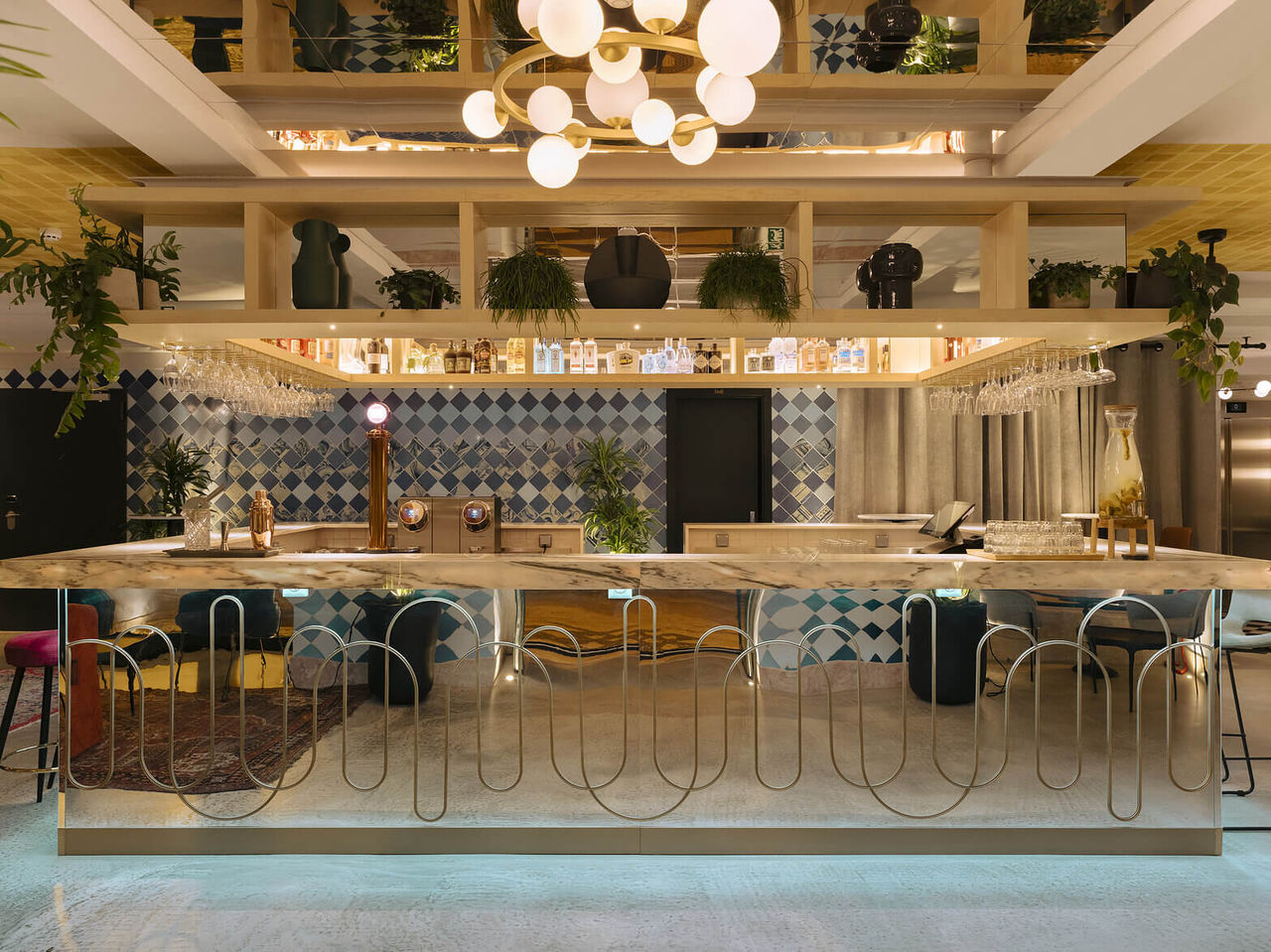 El bar Nery, del Hotel en la Baixa de Lisboa, sirve bebidas alcohólicas como cócteles, junto a la recepción