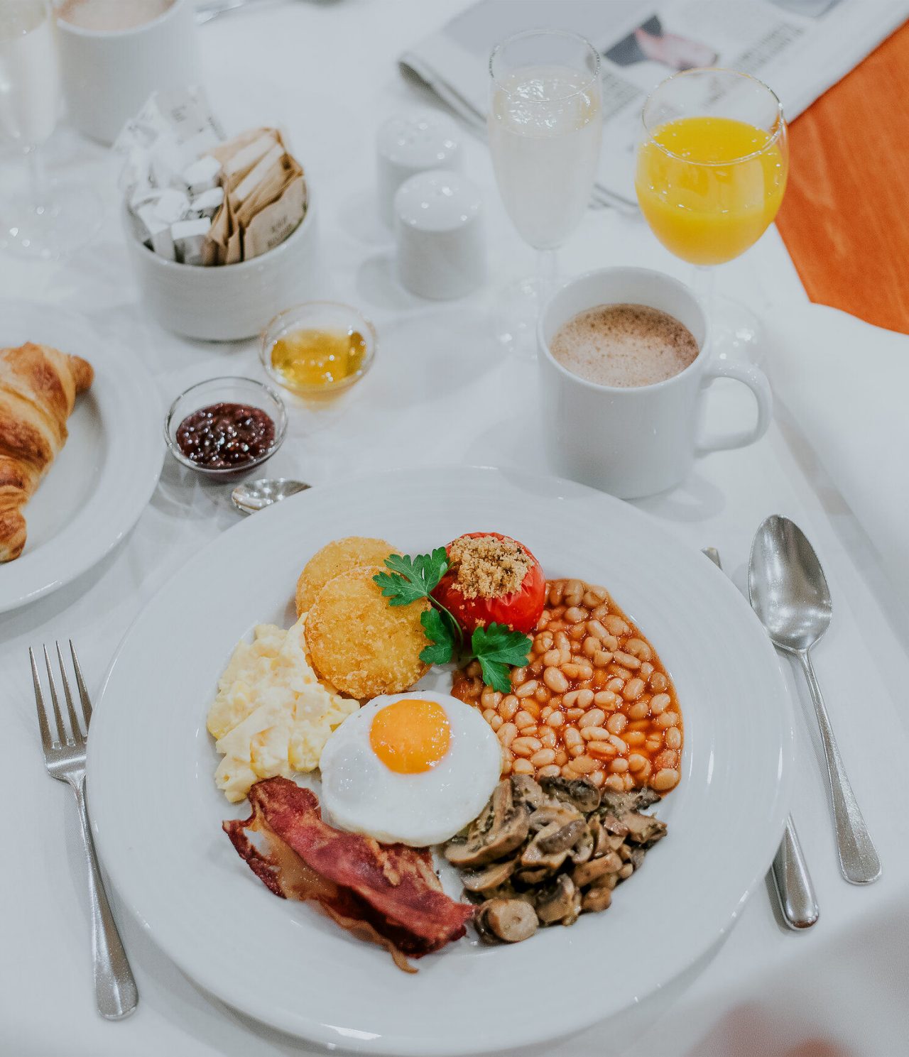 El bar The Pub, del Hotel en el Centro de Funchal, Madeira, tiene un plato con huevo, frijoles, tocino y champiñones