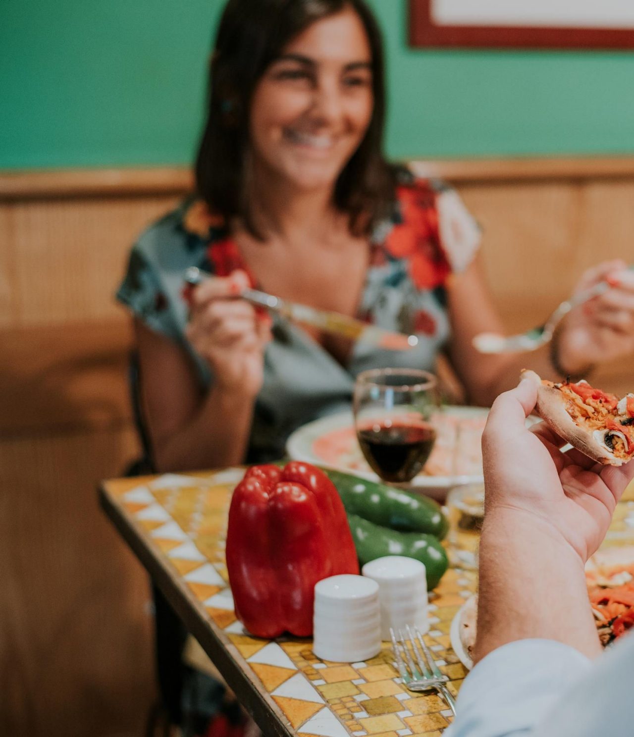El bar Cocktail, del Hotel 4 Estrellas en el Centro de Funchal, sirve platos como pizza con champiñones
