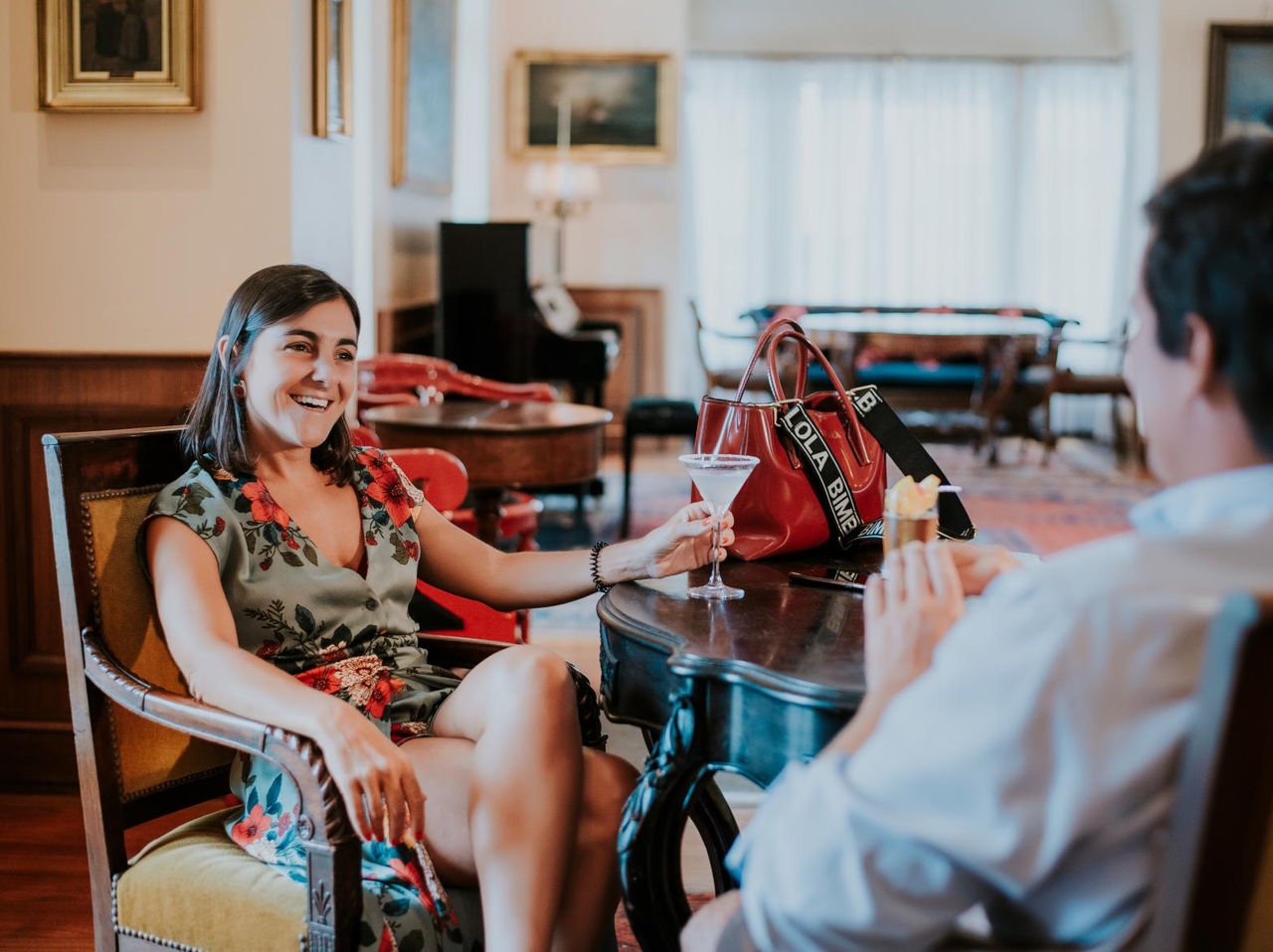 El bar Cocktail, del Hotel 4 Estrellas en el Centro de Funchal, tiene una mesa para conversar mientras bebes