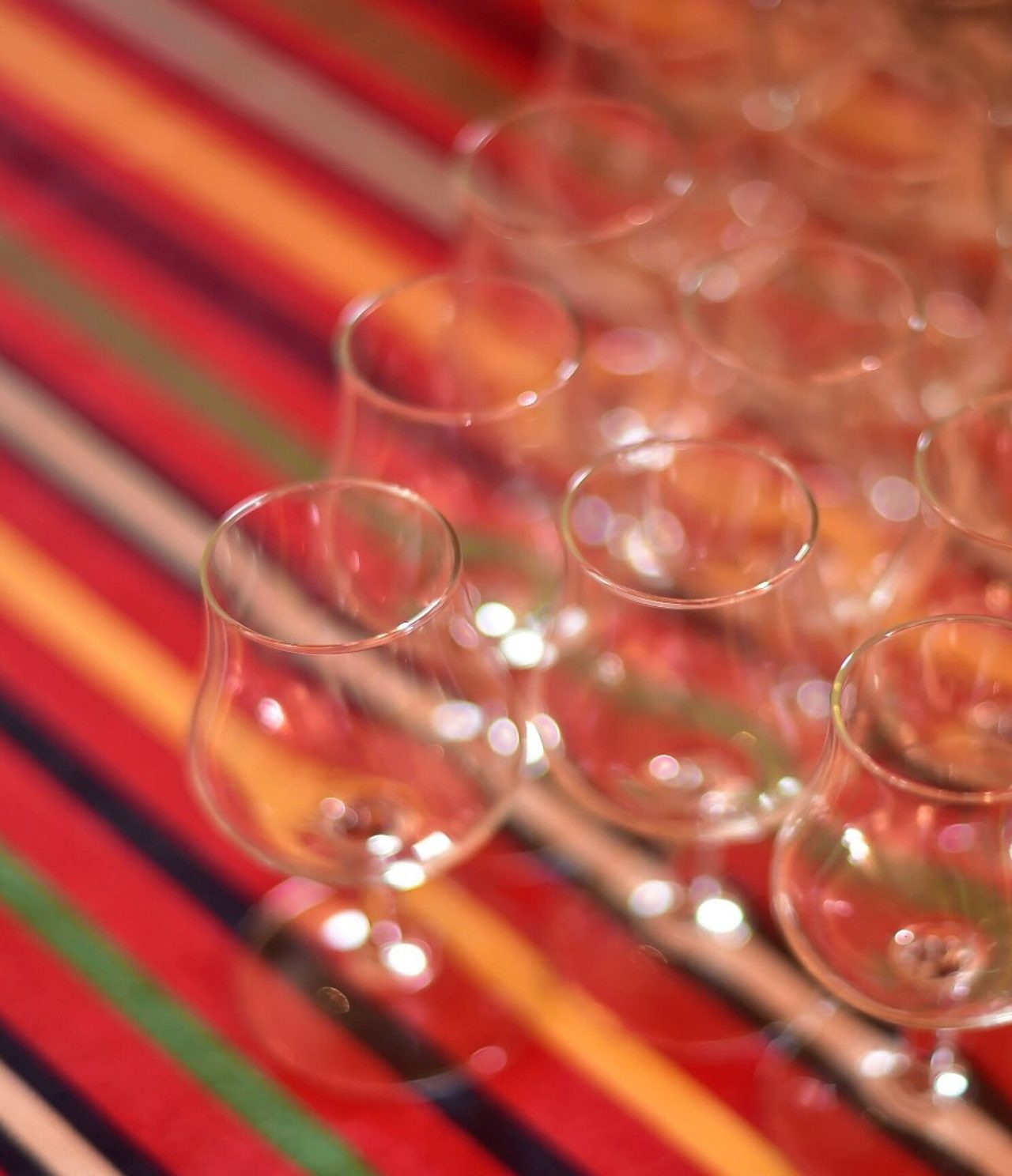 El restaurante Botanic Terrace, del Hotel 5 Estrellas en Funchal, tiene un espacio exterior con palmeras y mesas