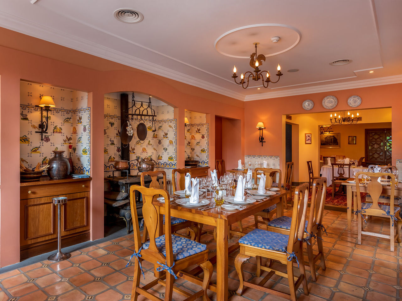 El Restaurante Mediterráneo, del hotel romántico en Funchal, Madeira, tiene decoración antigua y varias divisiones