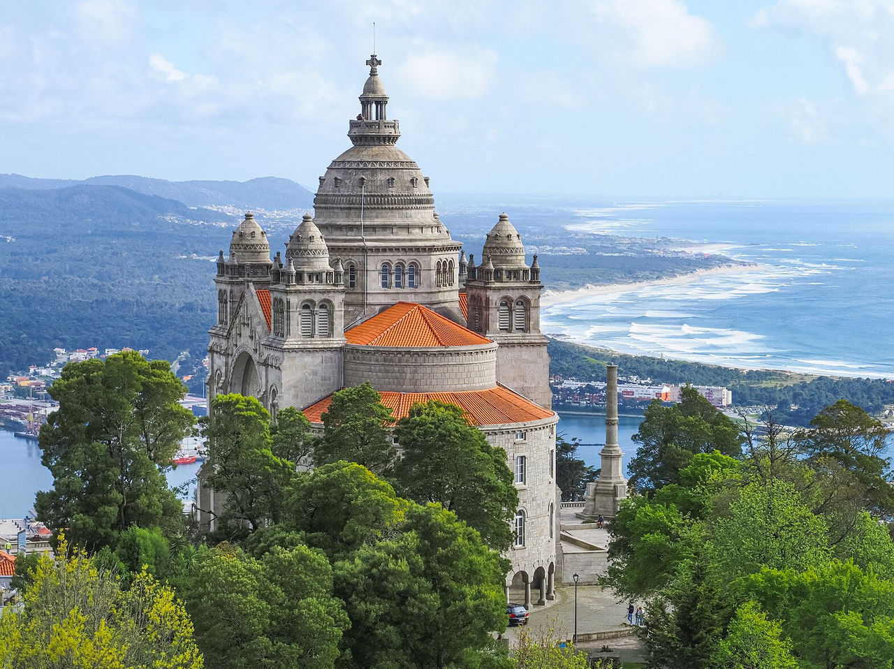  Vista aérea de la Basílica de Santa Luzia, uno de los principales atractivos de Viana do Castelo