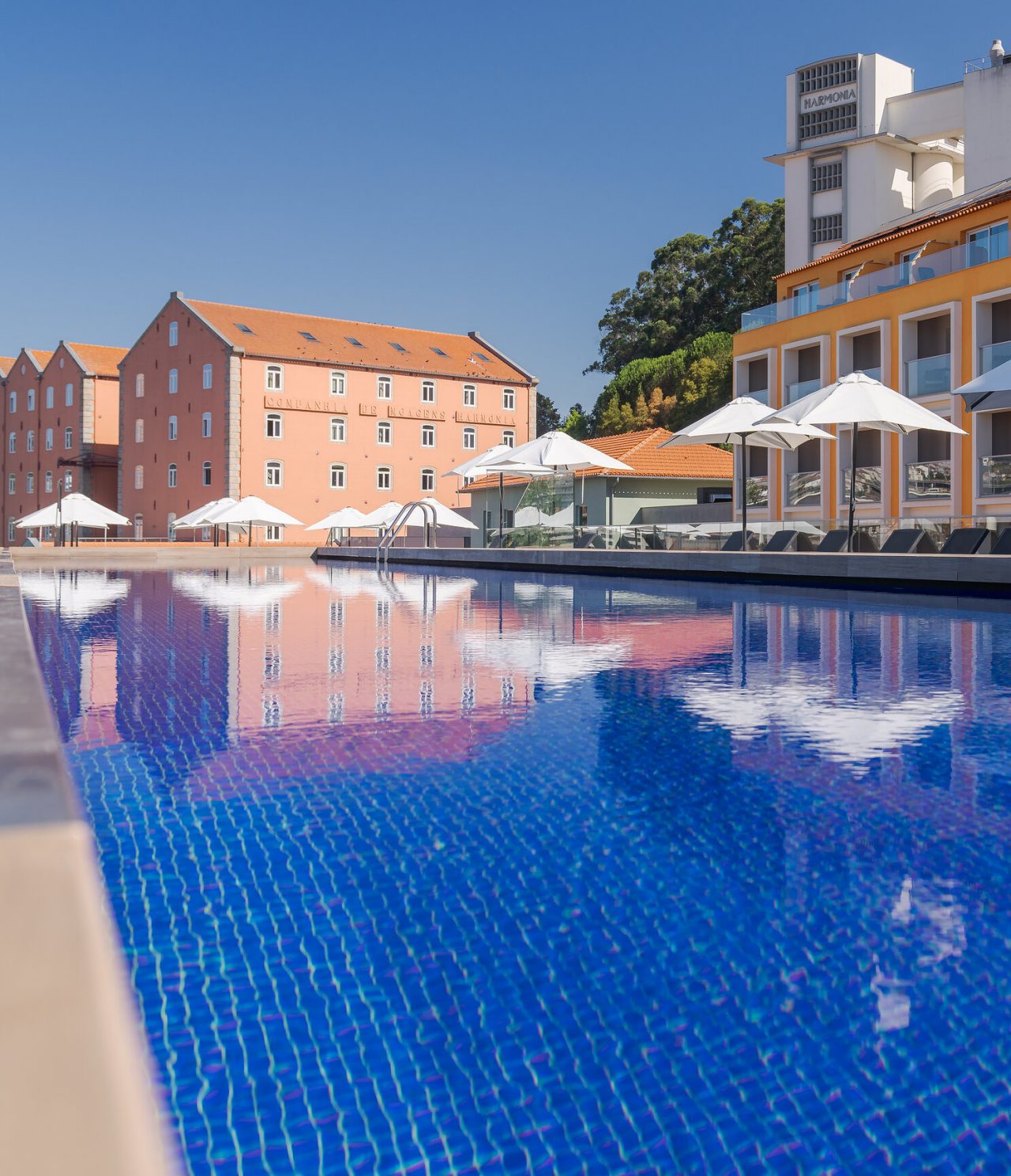 El bar The 2nd, del Hotel Premium en Oporto, tiene espacio exterior sobre la piscina, que sirve cócteles