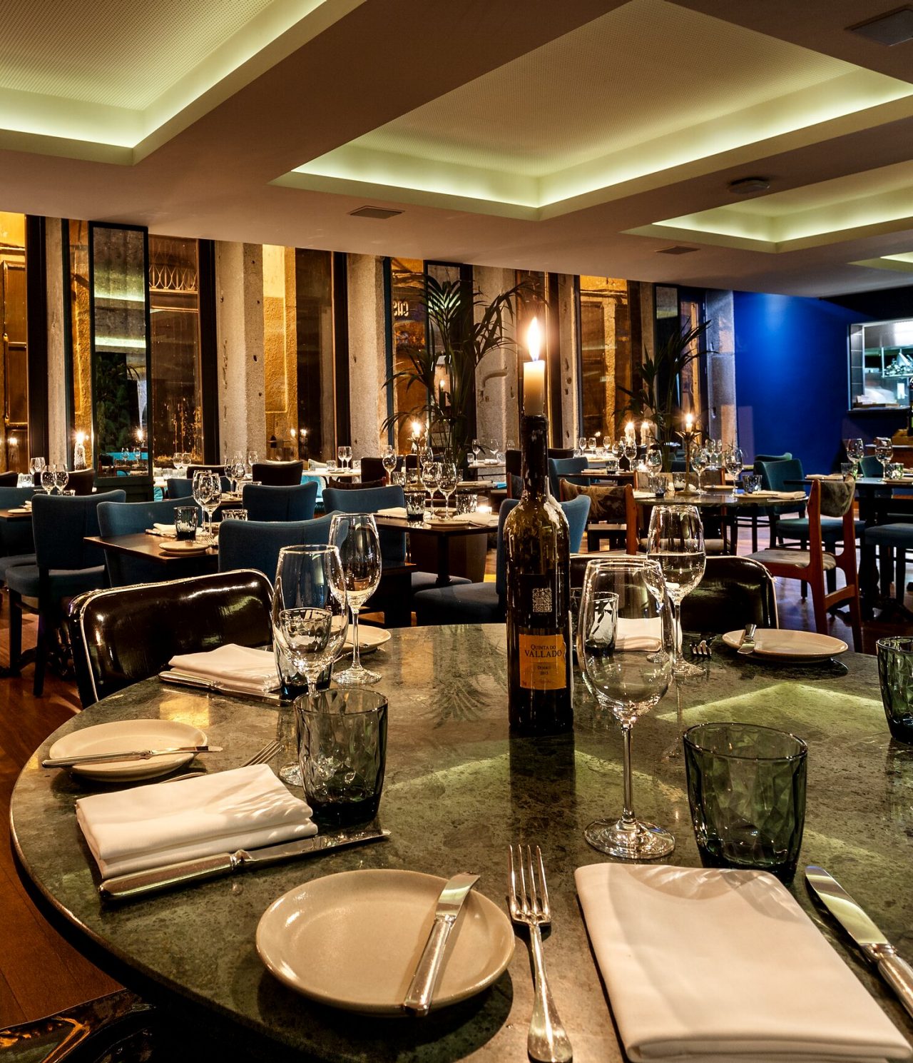 El restaurante Rib Beef & Wine del hotel 5 estrellas en el centro de Oporto, tiene mesas redondas con platos y vino