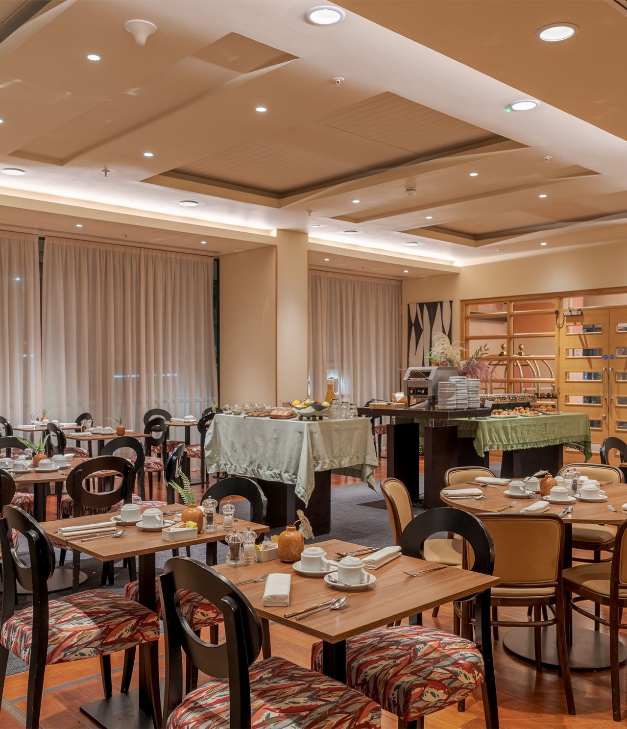El restaurante Atlántico, del Hotel 4 Estrellas en Londres, tiene una mesa de buffet y mesas para comer