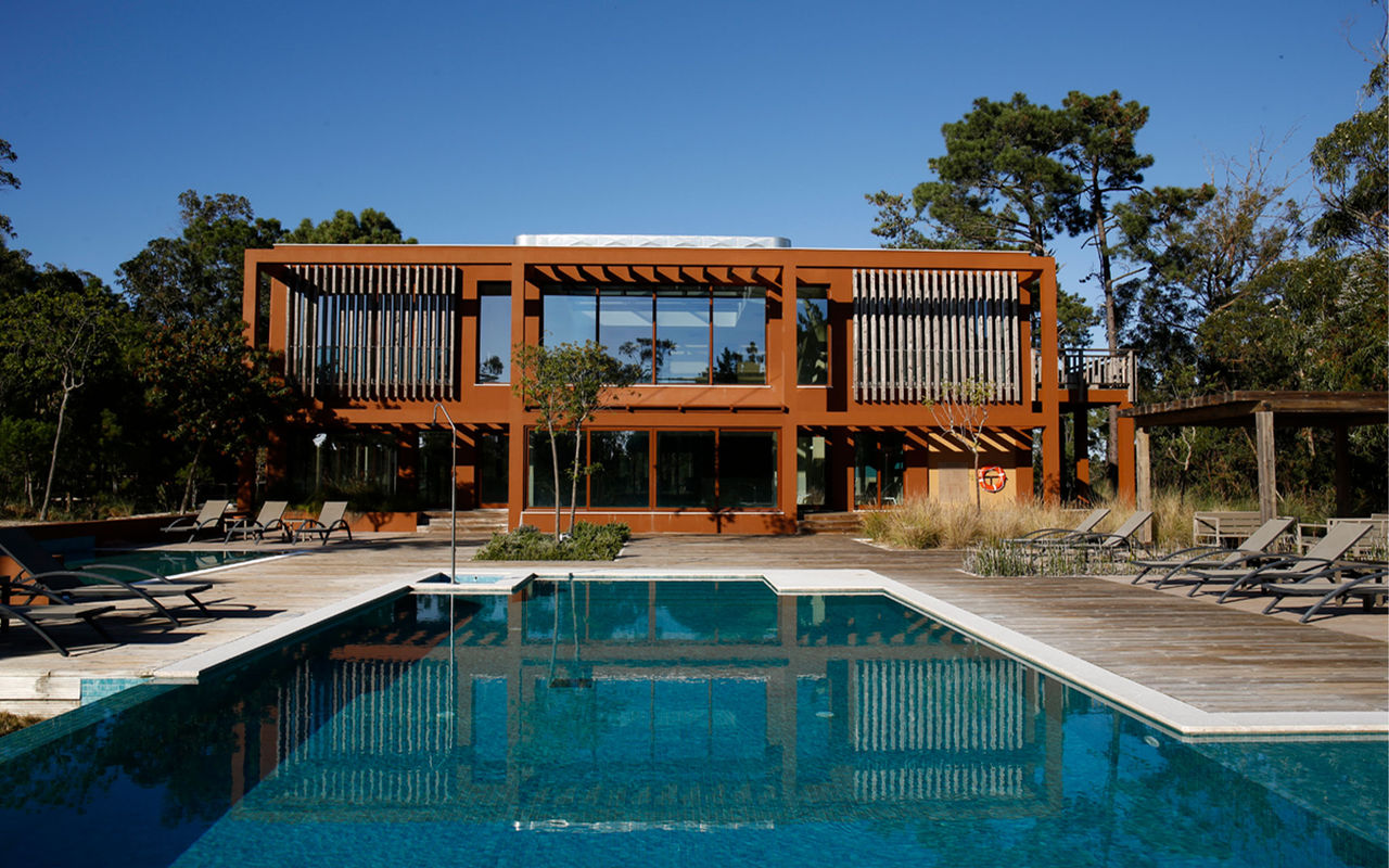 Villas con piscina exterior y tumbonas, en Eco Resort en Portugal, que pertenece a la marca Pestana Residences