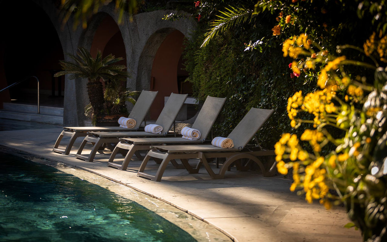 Descubre el Pestana Guest Club, disfruta de hoteles con piscina y tumbonas en un entorno paradisíaco