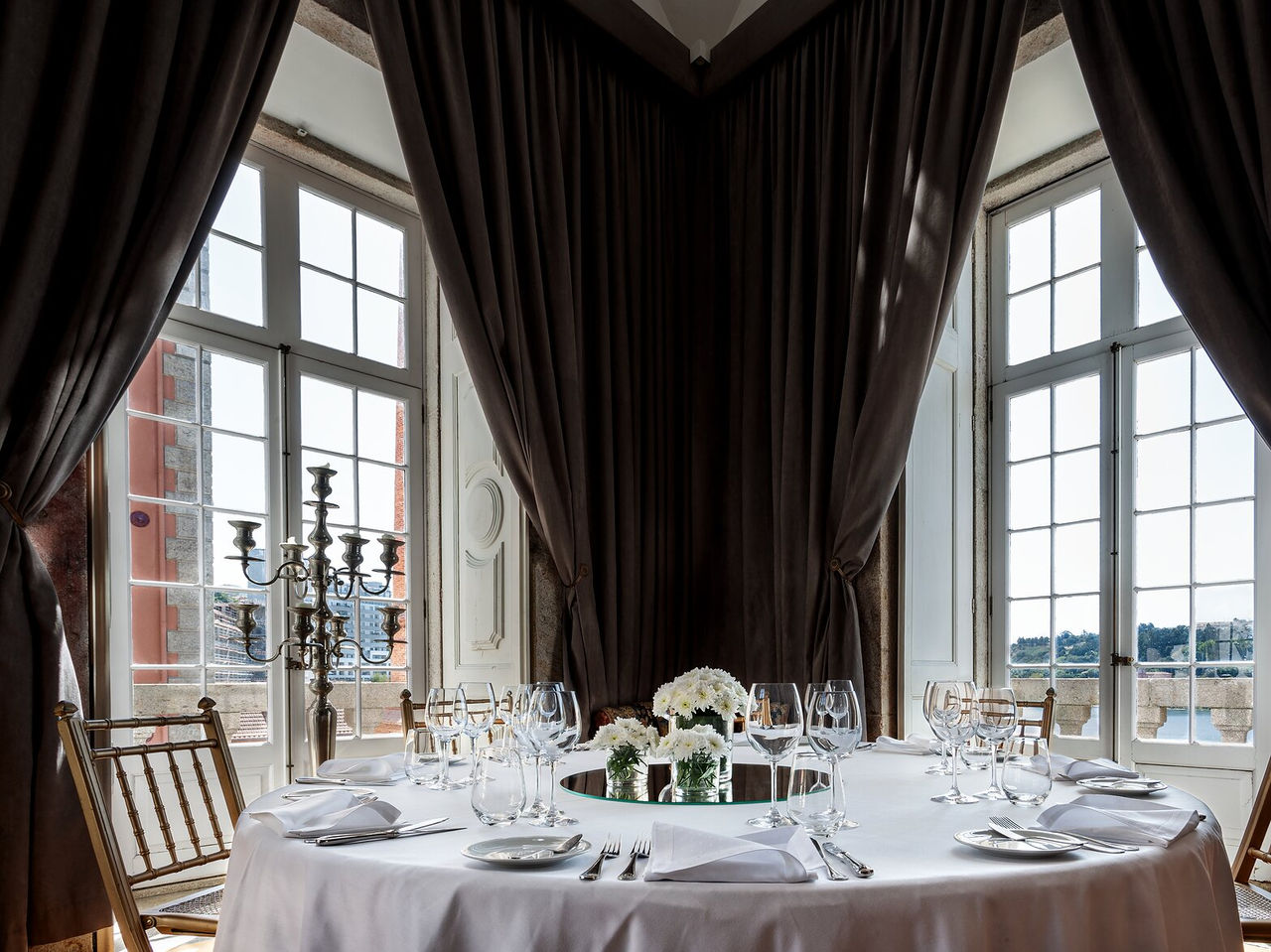 Realiza tu evento en Pestana Hotel Group, con decoración personalizada en espacios magníficos con vista al río