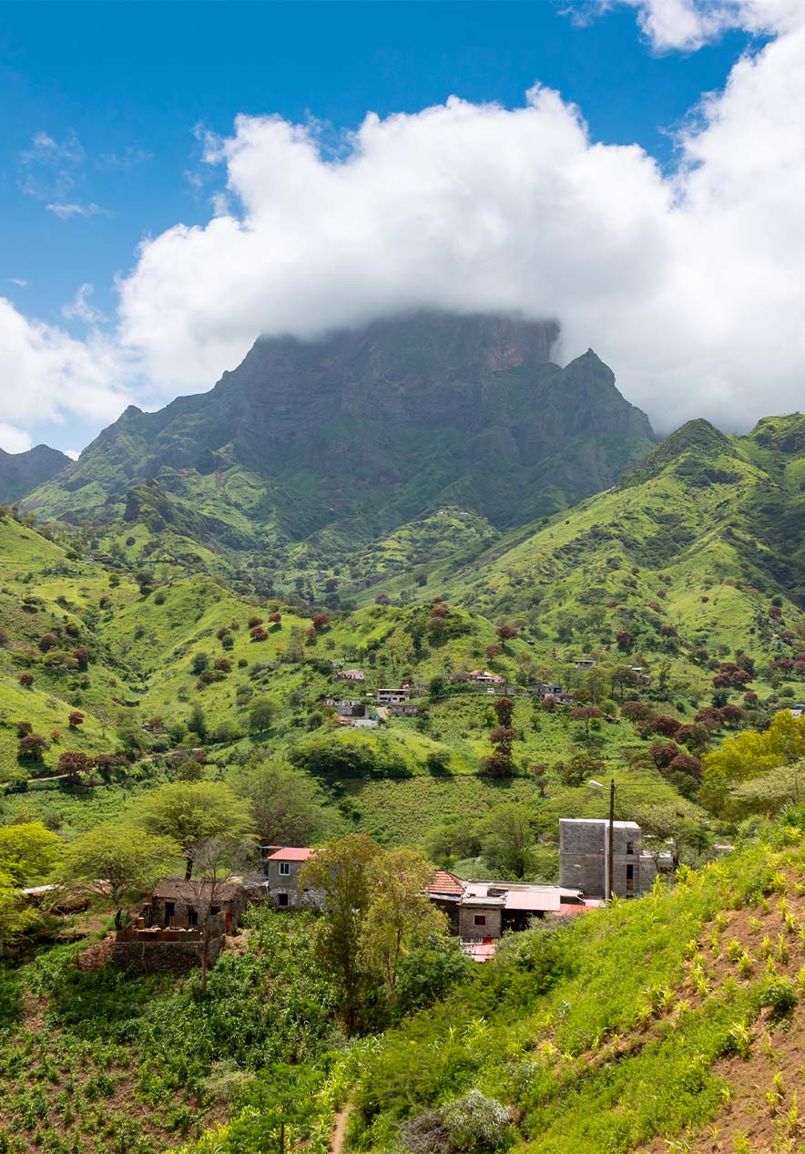 Serra da Malagueta de Cabo Verde, com a sua intensa vegetação verde e pequenas casas espalhadas