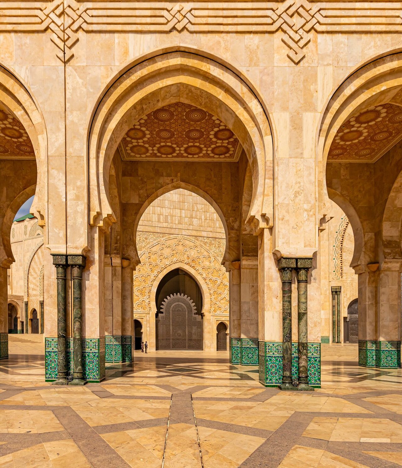 Arquitetura islâmica moderna marca os arcos e arcadas da Mesquita de Hassan II na cidade de Casablanca