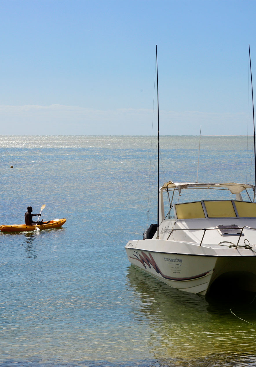Na Ilha de Bazaruto é possível andar de caiaque no oceano ou fazer passeios de barco para observação de golfinhos e baleias