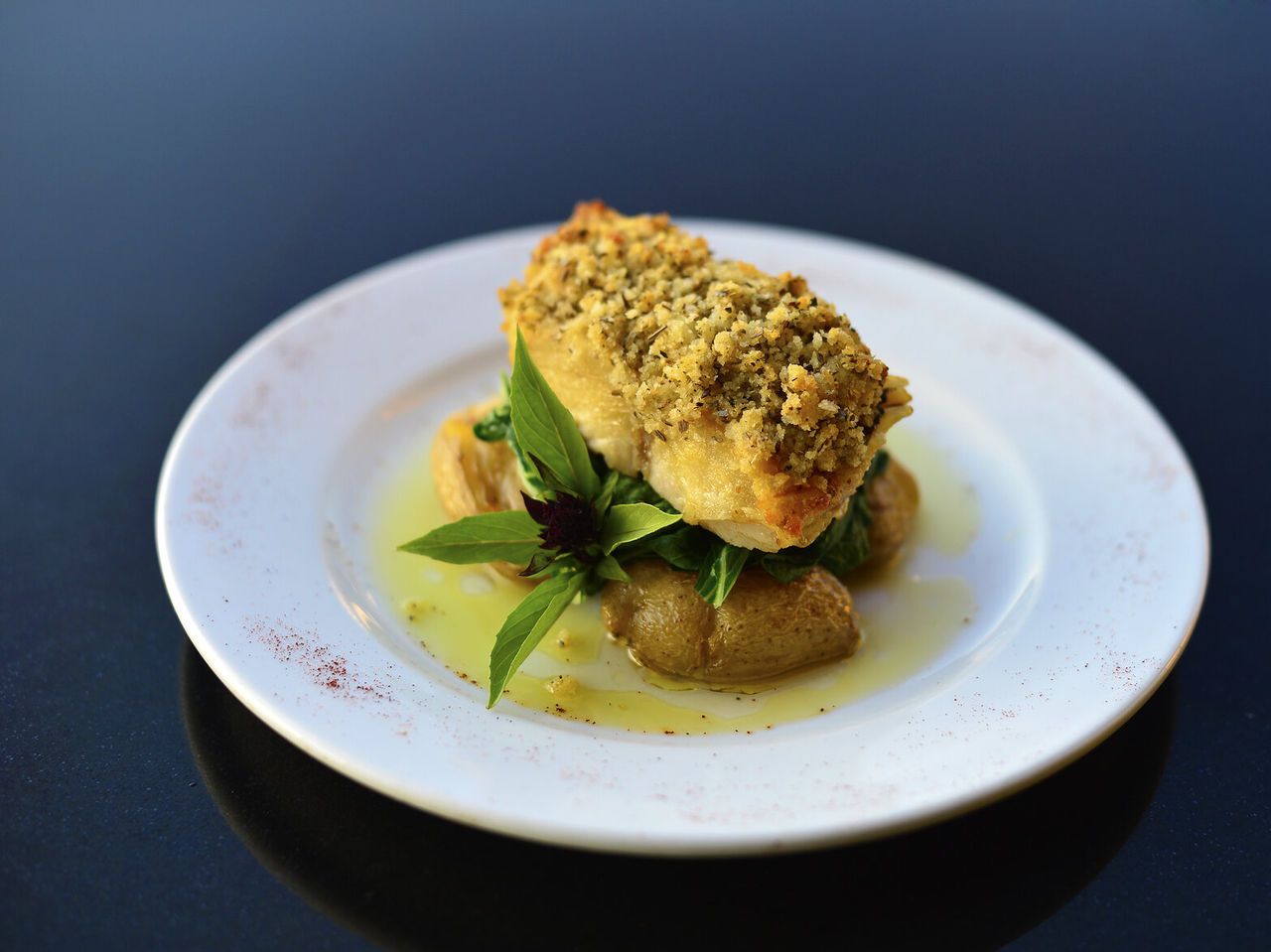 O restaurante Monomotapa, do Hotel 4 Estrelas em Maputo, serve pratos típicos portugueses como bacalhau com broa, com batatas