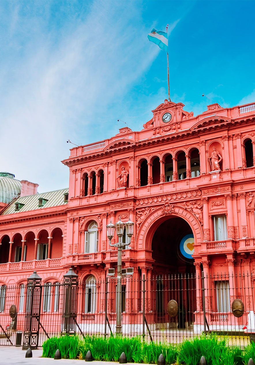 Fachada da Casa Rosada em Buenos Aires, icônico edifício governamental de cor rosa com arquitetura histórica