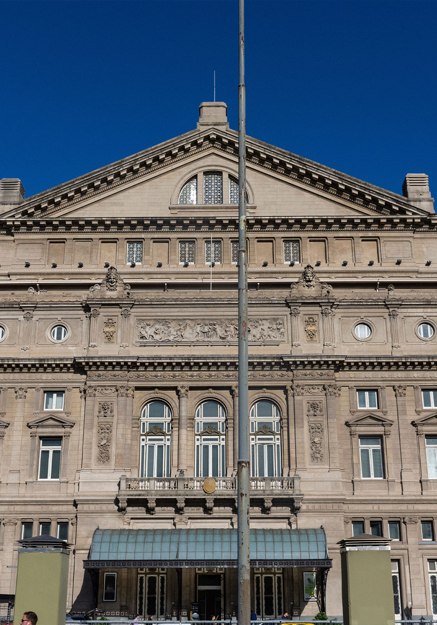 Vista do icônico Teatro Colón em Buenos Aires, um dos melhores teatros do mundo, destacando sua grandiosa arquitetura