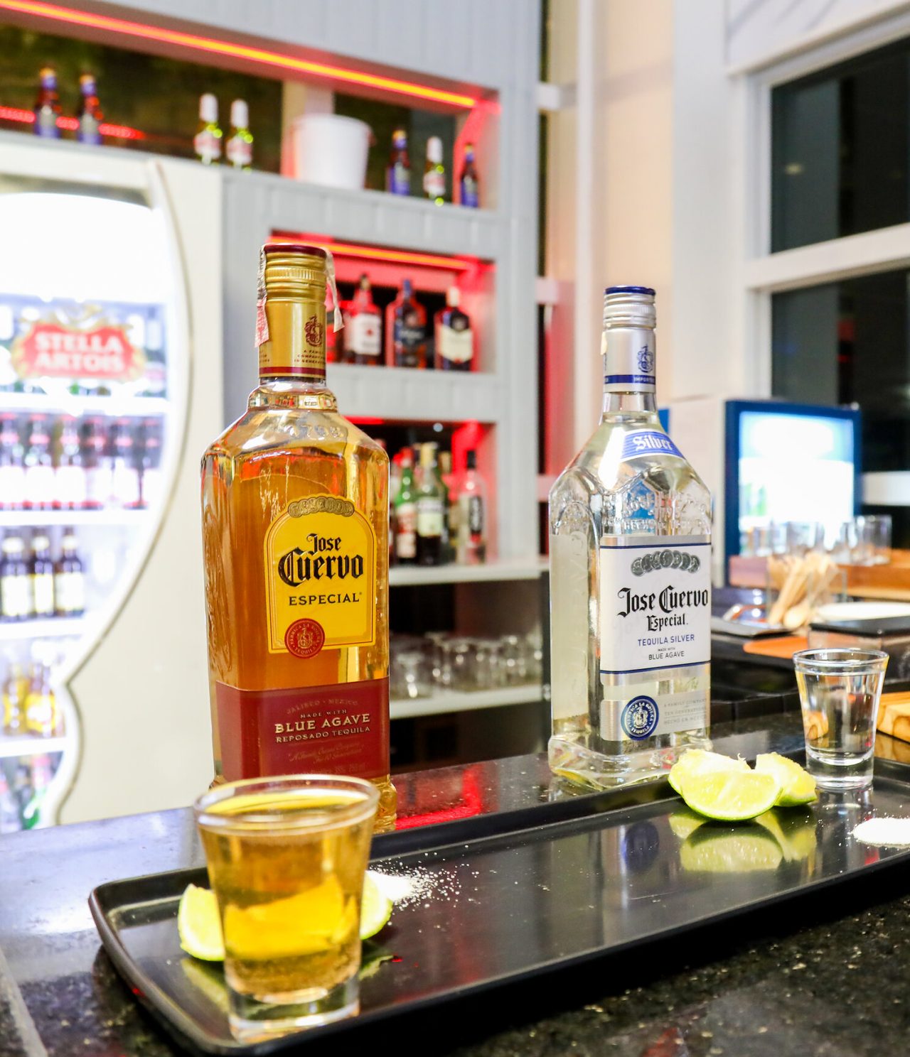 O bar Bar do Lobby, do Hotel em Curitiba, no Brasil, serve bebidas alcoólicas da marca Jose Cuervo Especial