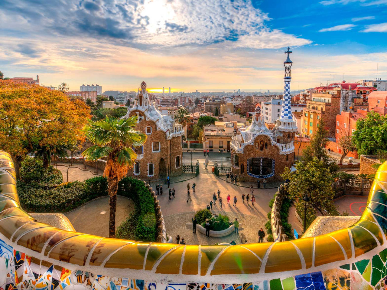 Vista panorâmica do Parque Güell em Barcelona, com as suas icónicas construções de Gaudí, cercado por jardins