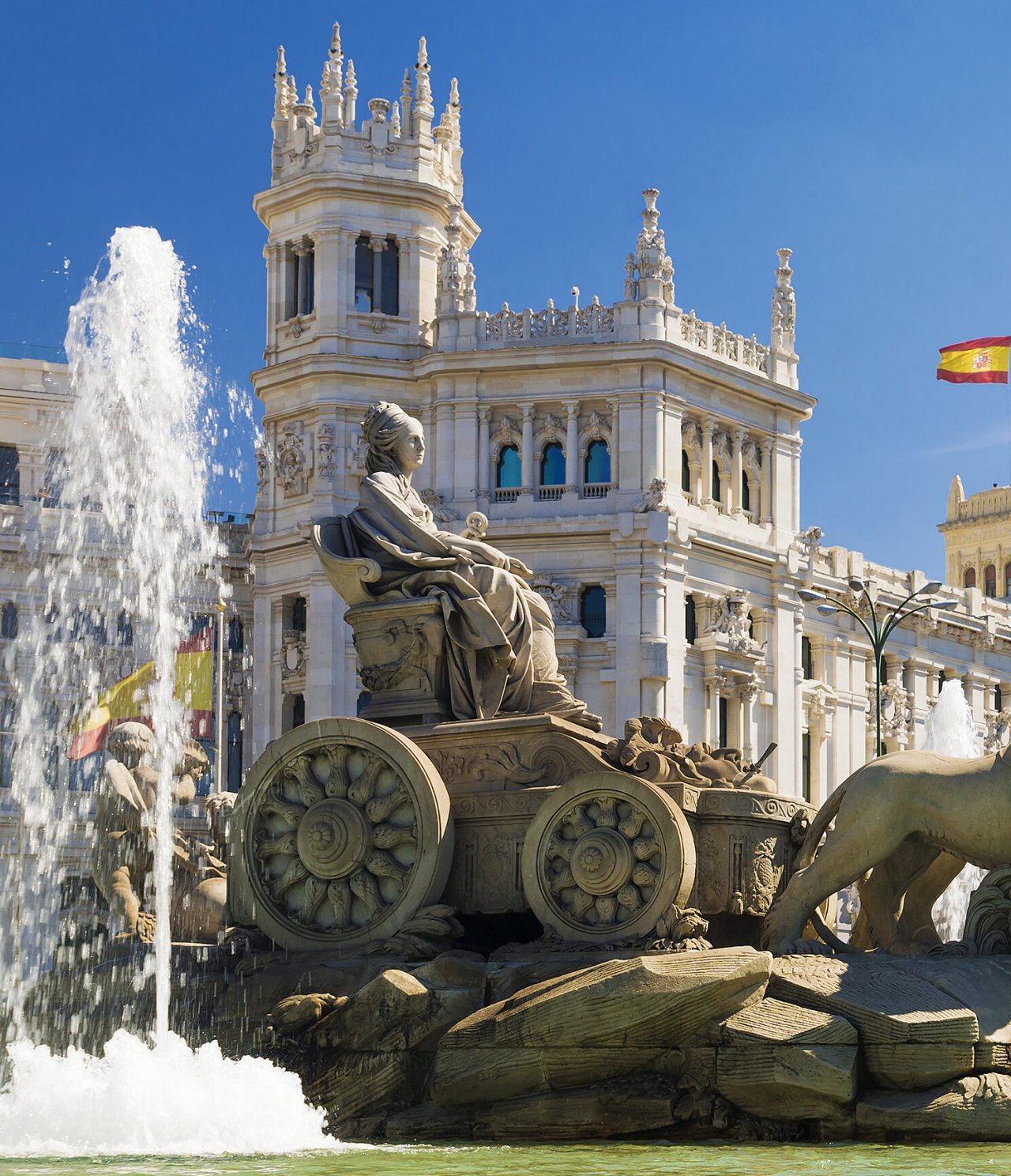 Plaza de Cibeles, no centro de Madrid, perto do parque do Retiro, com uma estátua com uma fonte no centro