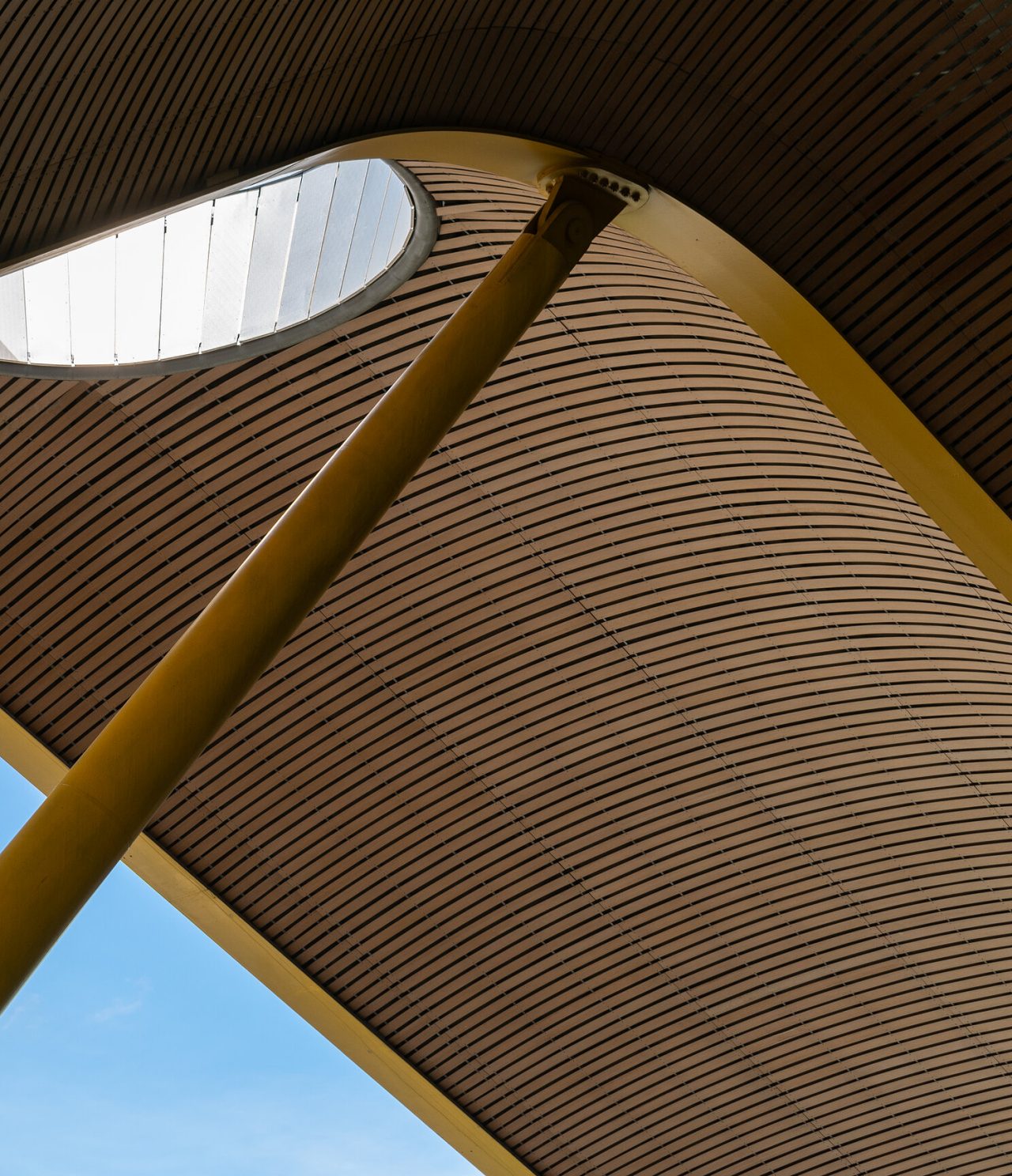 Construção moderna do aeroporto de Madrid, Adolfo Suárez Madrid–Barajas, perto do centro da cidade