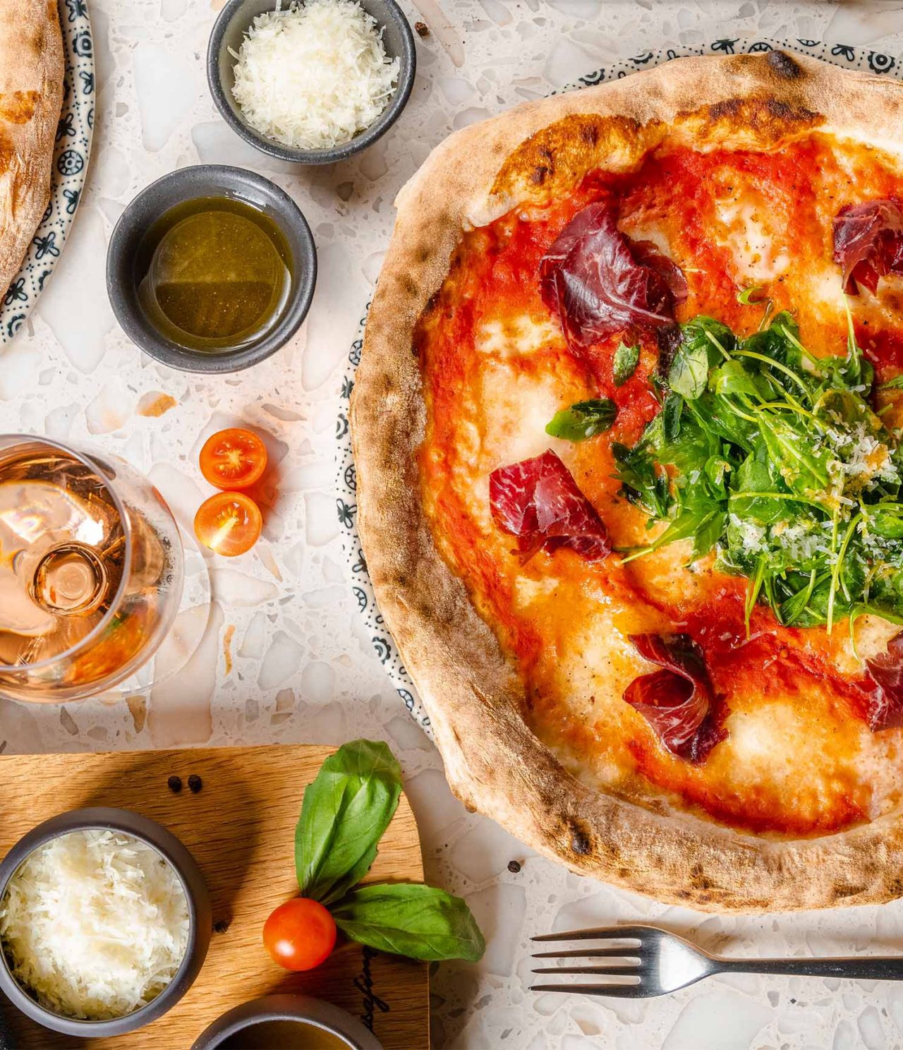 O restaurante Pizzaria, do Hotel no Centro de Madrid, em Espanha, tem pizzas feitas em forno de lenha