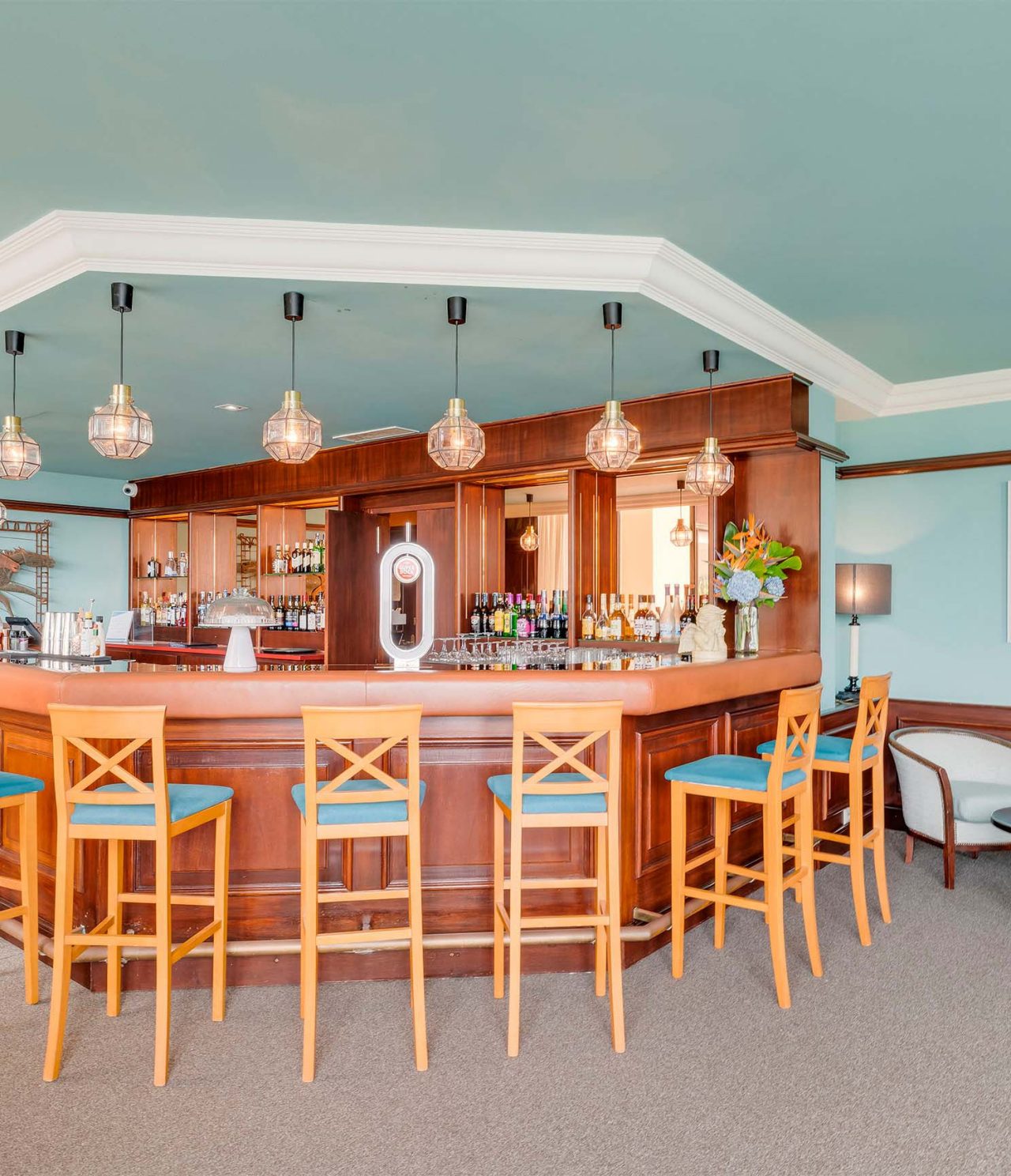 O bar Aqqua, do Hotel 4 Estrelas nos Açores, tem um balcão de madeira, com cadeiras, onde é possível pedir uma bebida