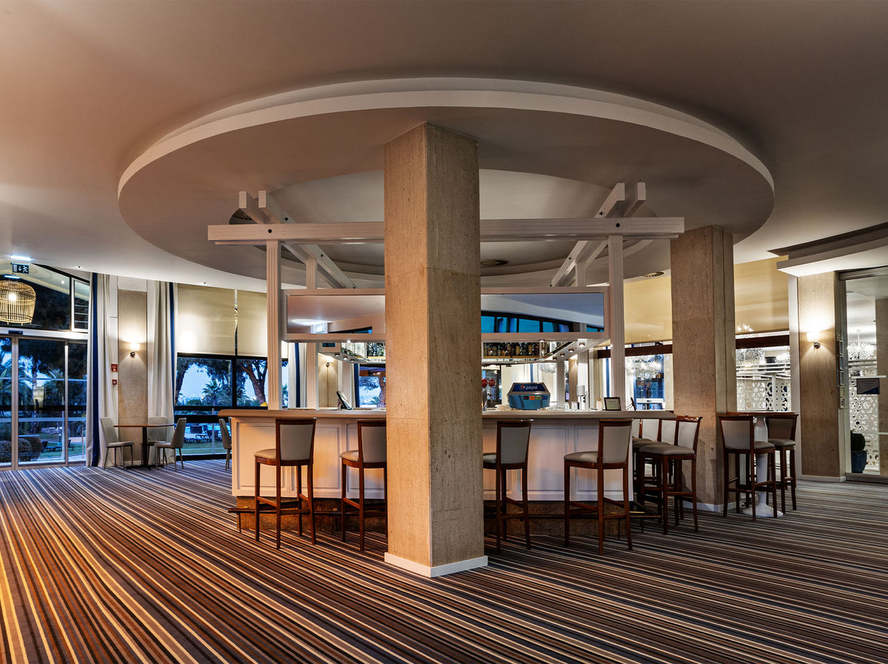 O bar do Princípe, do Hotel no Algarve, tem um amplo espaço, com várias cadeiras altas e um bar onde servem bebidas