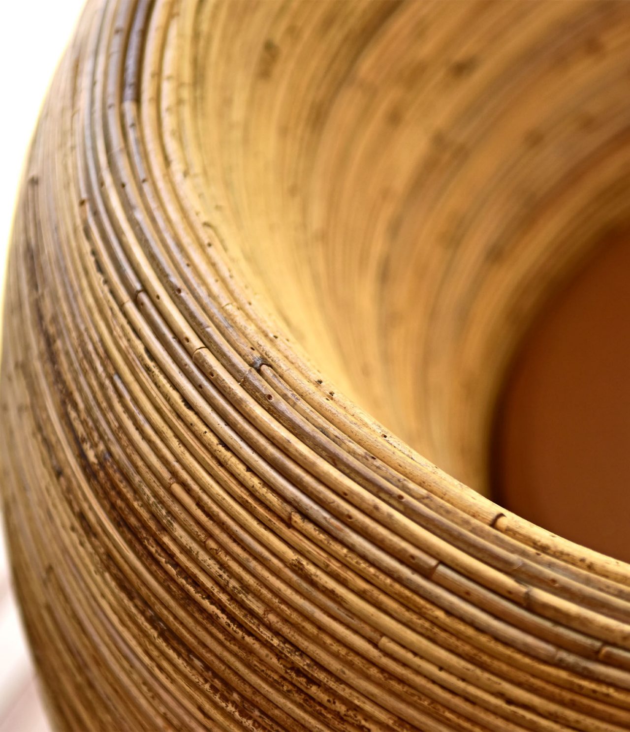 O bar A Adega, do Aparthotel no Algarve, tem cadeiras de rattan em cores neutras, perfeitas para um ambiente relaxante