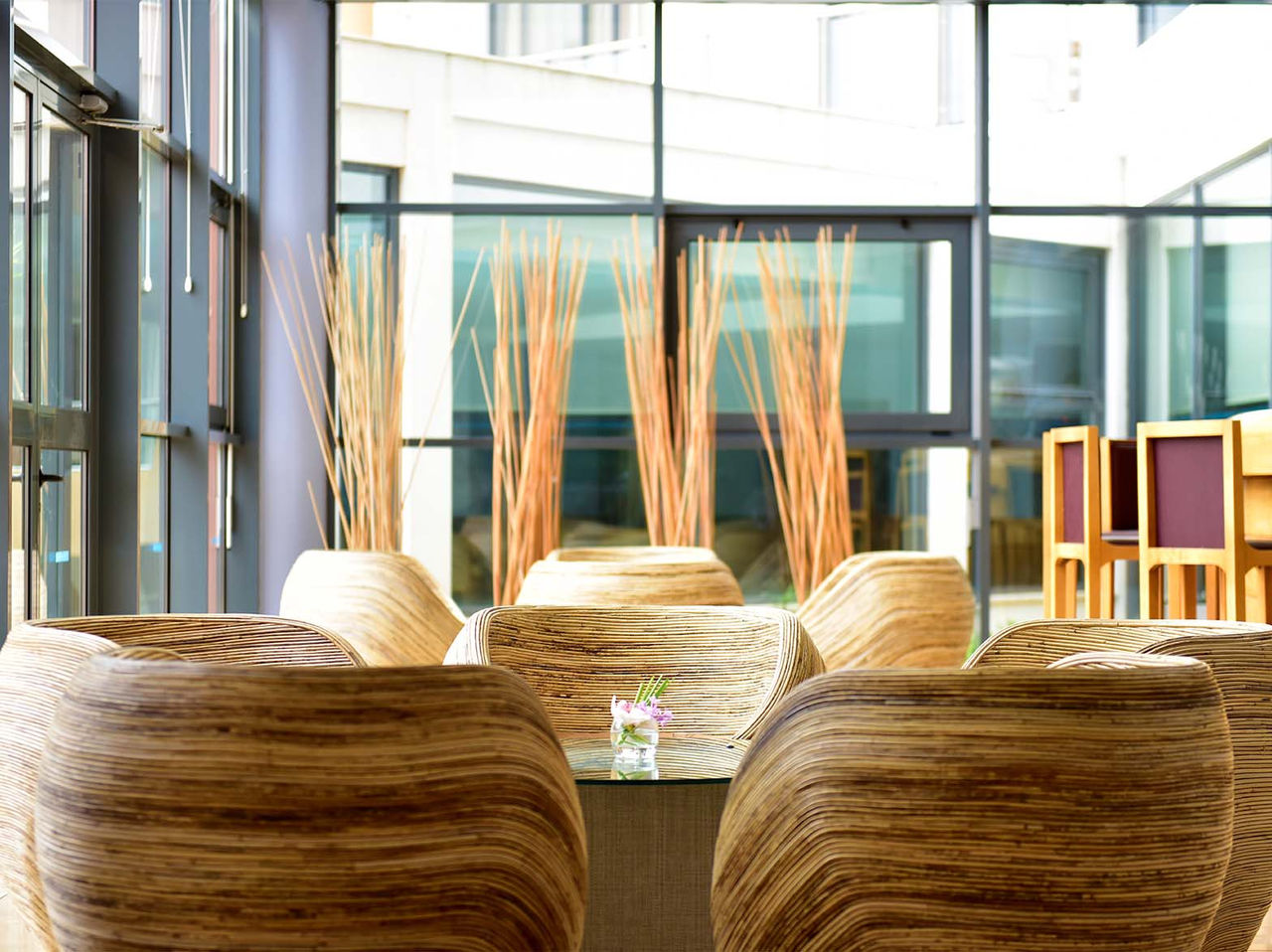 O Bar A Adega, do Aparthotel no Algarve, tem cadeiras redondas com mesas centrais e balcão do bar e portas de vidro