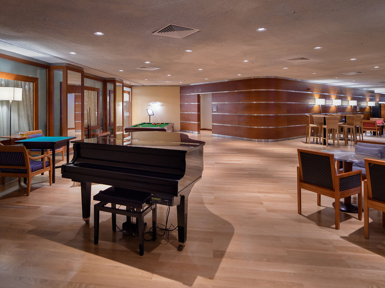 O bar Prime, do Hotel 5 Estrelas em Vilamoura, fica num espaço amplo com várias mesas e cadeiras e um piano