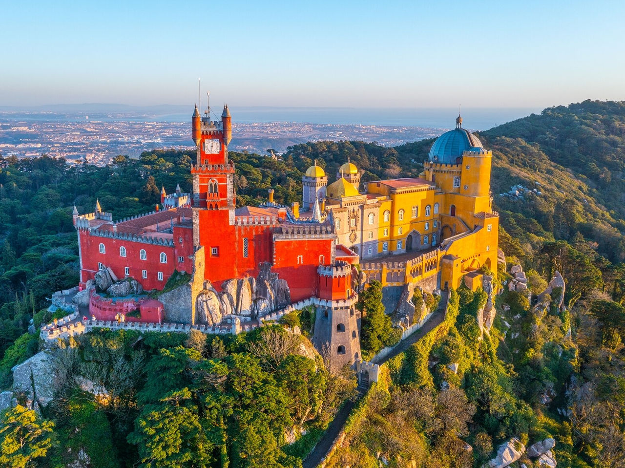 Vista aérea da maravilhosa e imponente Serra de Sintra e do Palácio da Pena, com a cidade de Lisboa e o rio Tejo ao fundo