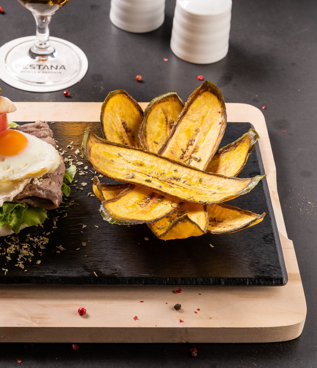O restaurante Mourisco, do Hotel 4 Estrelas em Sintra, serve refeições rápidas como prego em bolo do caco com banana frita