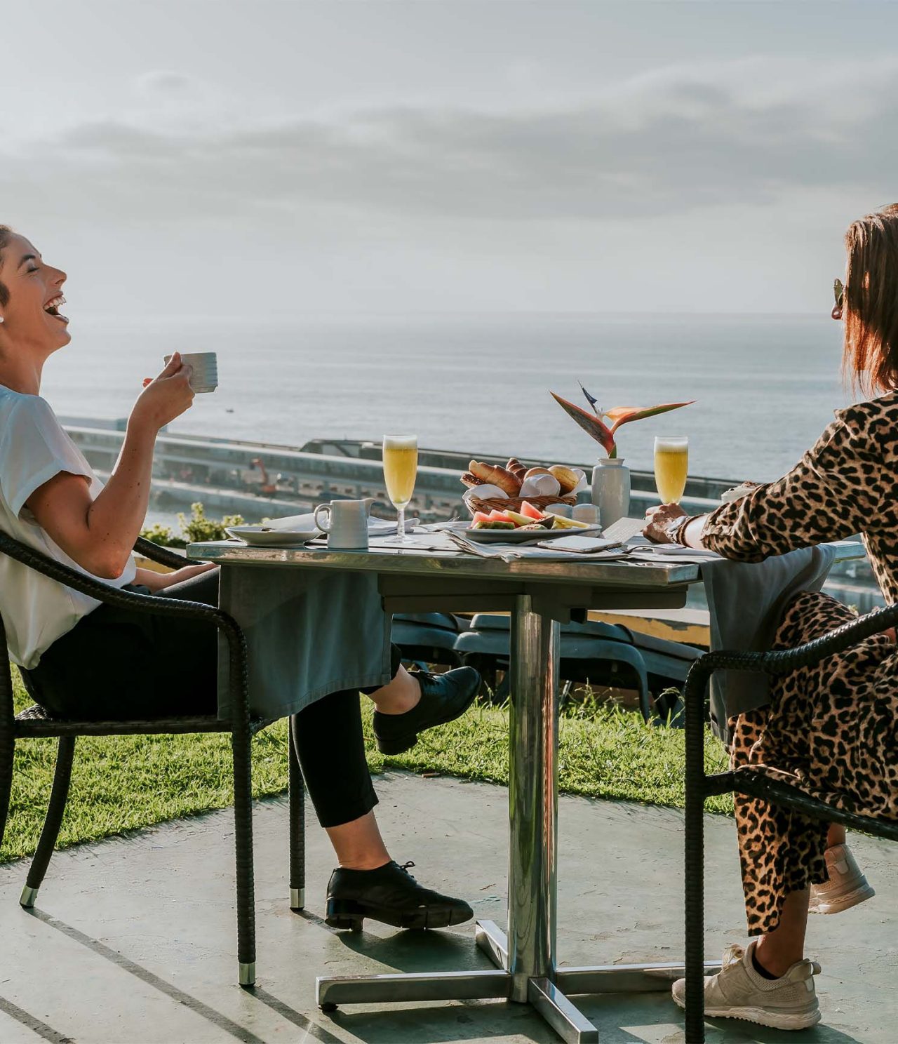 O restaurante Dockside, do Hotel 5 Estrelas no Centro do Funchal,  tem uma esplanada com vista para o mar